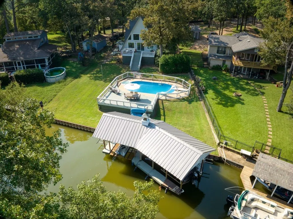 Single Family Residence For Sale in Henderson County , 122 Havens Court, Malakoff, Texas 75148, 3 Bedrooms, 2 Bathrooms, Garage spaces, 2,136 Sqft, built in 1982, Price $599,900, mls#21106985, Real Estate Agent in Malakoff, Homes For Sale in Henderson county, Homes For Sale in Malakoff, Realtor in Malakoff Texas, Real Estate Brokerage Independent Realty Texas, Luminita Cordes Realtor