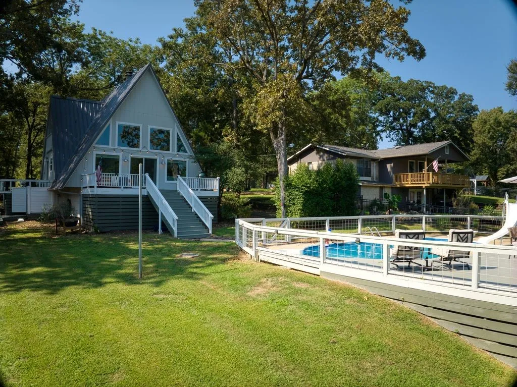 Single Family Residence For Sale in Henderson County , 122 Havens Court, Malakoff, Texas 75148, 3 Bedrooms, 2 Bathrooms, Garage spaces, 2,136 Sqft, built in 1982, Price $599,900, mls#21106985, Real Estate Agent in Malakoff, Homes For Sale in Henderson county, Homes For Sale in Malakoff, Realtor in Malakoff Texas, Real Estate Brokerage Independent Realty Texas, Luminita Cordes Realtor