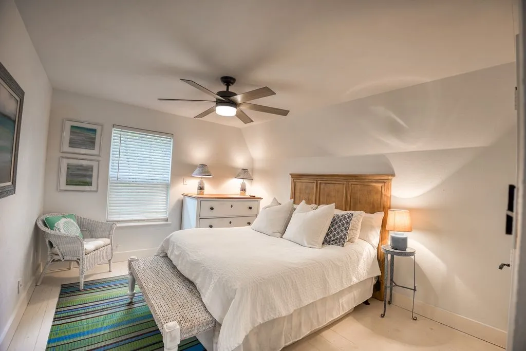 Single Family Residence For Sale in Henderson County , 122 Havens Court, Malakoff, Texas 75148, 3 Bedrooms, 2 Bathrooms, Garage spaces, 2,136 Sqft, built in 1982, Price $599,900, mls#21106985, Real Estate Agent in Malakoff, Homes For Sale in Henderson county, Homes For Sale in Malakoff, Realtor in Malakoff Texas, Real Estate Brokerage Independent Realty Texas, Luminita Cordes Realtor