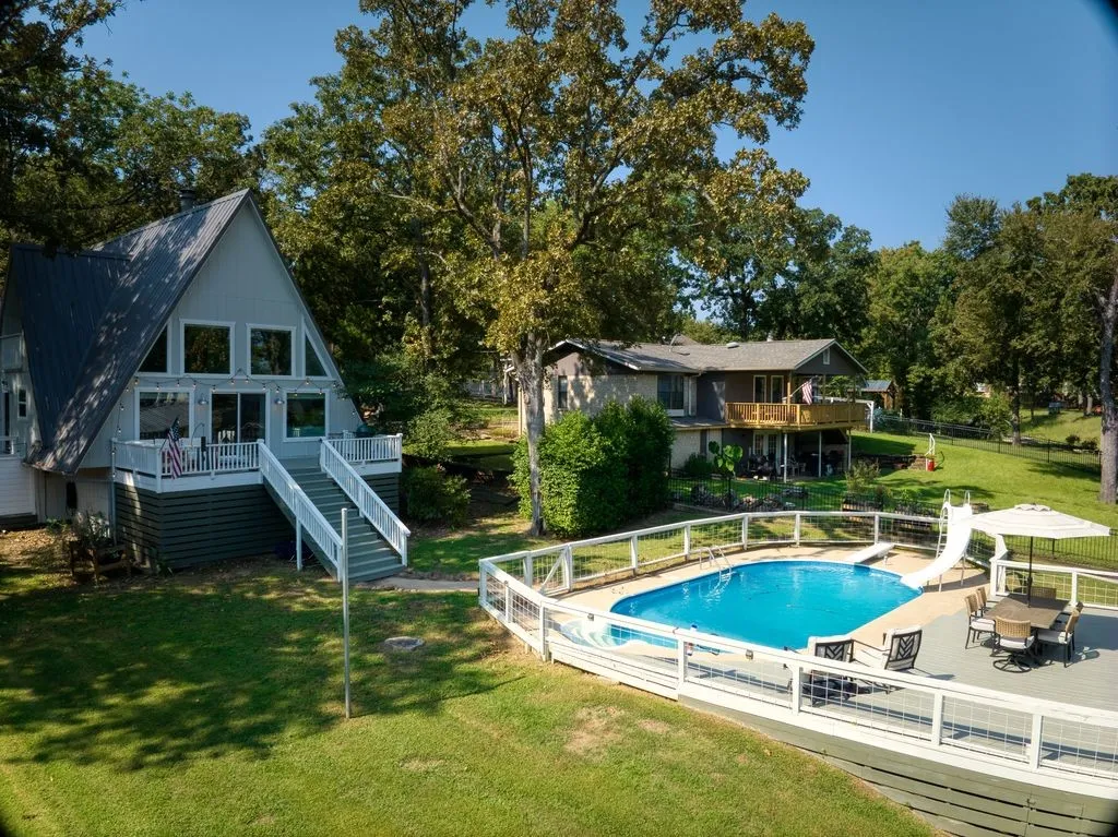 Single Family Residence For Sale in Henderson County , 122 Havens Court, Malakoff, Texas 75148, 3 Bedrooms, 2 Bathrooms, Garage spaces, 2,136 Sqft, built in 1982, Price $599,900, mls#21106985, Real Estate Agent in Malakoff, Homes For Sale in Henderson county, Homes For Sale in Malakoff, Realtor in Malakoff Texas, Real Estate Brokerage Independent Realty Texas, Luminita Cordes Realtor