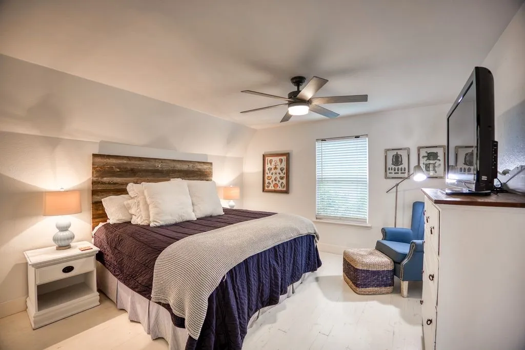 Single Family Residence For Sale in Henderson County , 122 Havens Court, Malakoff, Texas 75148, 3 Bedrooms, 2 Bathrooms, Garage spaces, 2,136 Sqft, built in 1982, Price $599,900, mls#21106985, Real Estate Agent in Malakoff, Homes For Sale in Henderson county, Homes For Sale in Malakoff, Realtor in Malakoff Texas, Real Estate Brokerage Independent Realty Texas, Luminita Cordes Realtor