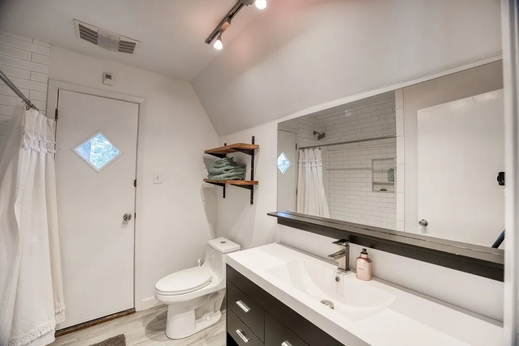 Single Family Residence For Sale in Henderson County , 122 Havens Court, Malakoff, Texas 75148, 3 Bedrooms, 2 Bathrooms, Garage spaces, 2,136 Sqft, built in 1982, Price $599,900, mls#21106985, Real Estate Agent in Malakoff, Homes For Sale in Henderson county, Homes For Sale in Malakoff, Realtor in Malakoff Texas, Real Estate Brokerage Independent Realty Texas, Luminita Cordes Realtor