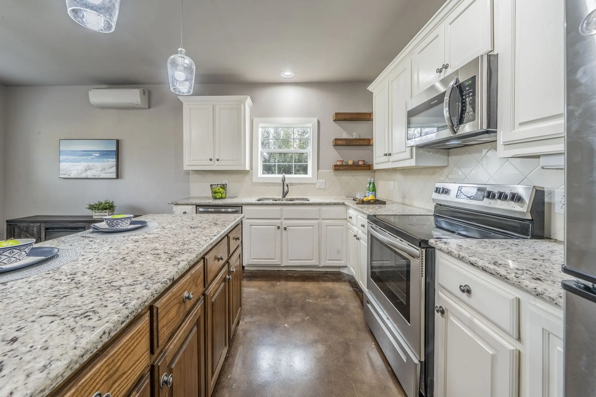 Full kitchen in secondary unit