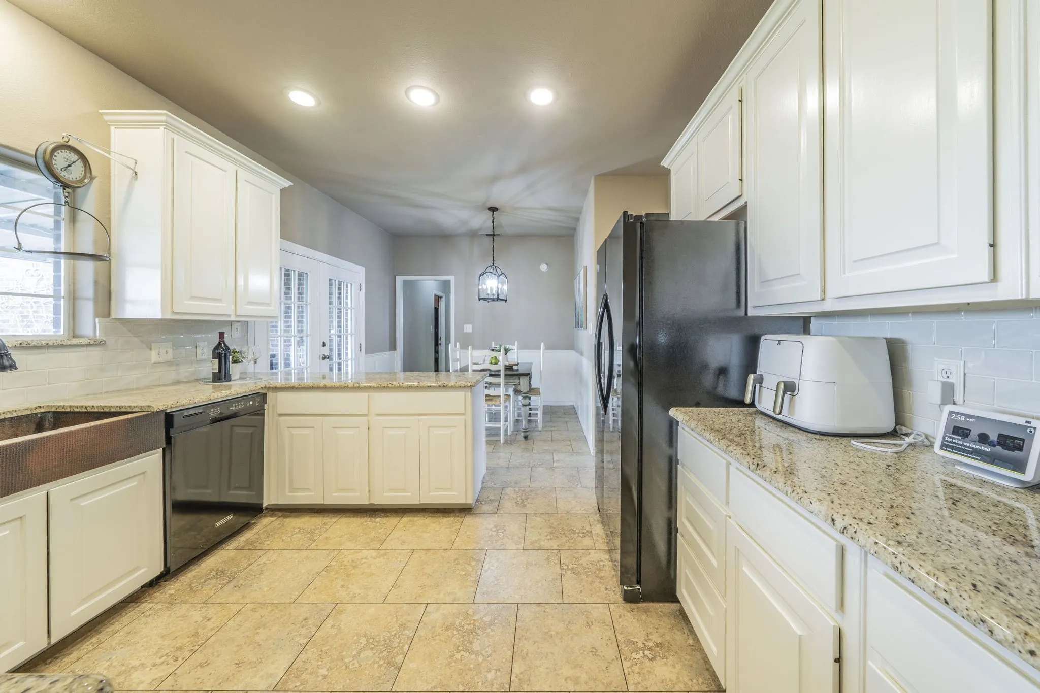 Kitchen with Eat-in dining