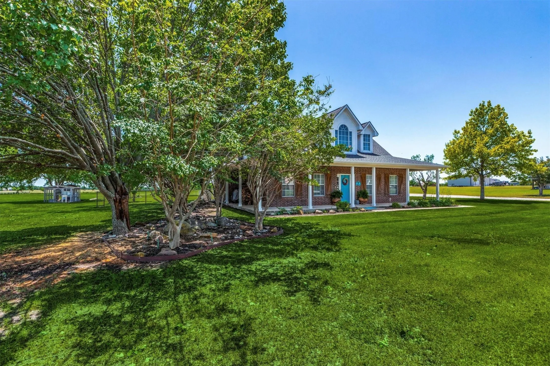 Single Family Residence For Sale in Grayson County , 1992 Bledsoe Road, Gunter, Texas 75058, 3 Bedroom, 3 Bathroom, 2 Garage spaces, 2,160 Sqft, built in 1996, mls#21118891, Real Estate Agent in Gunter, Homes For Sale in Grayson county, Homes For Sale in Gunter, Realtor in Gunter Texas, Real Estate Brokerage Independent Realty Texas, Luminita Cordes Realtor