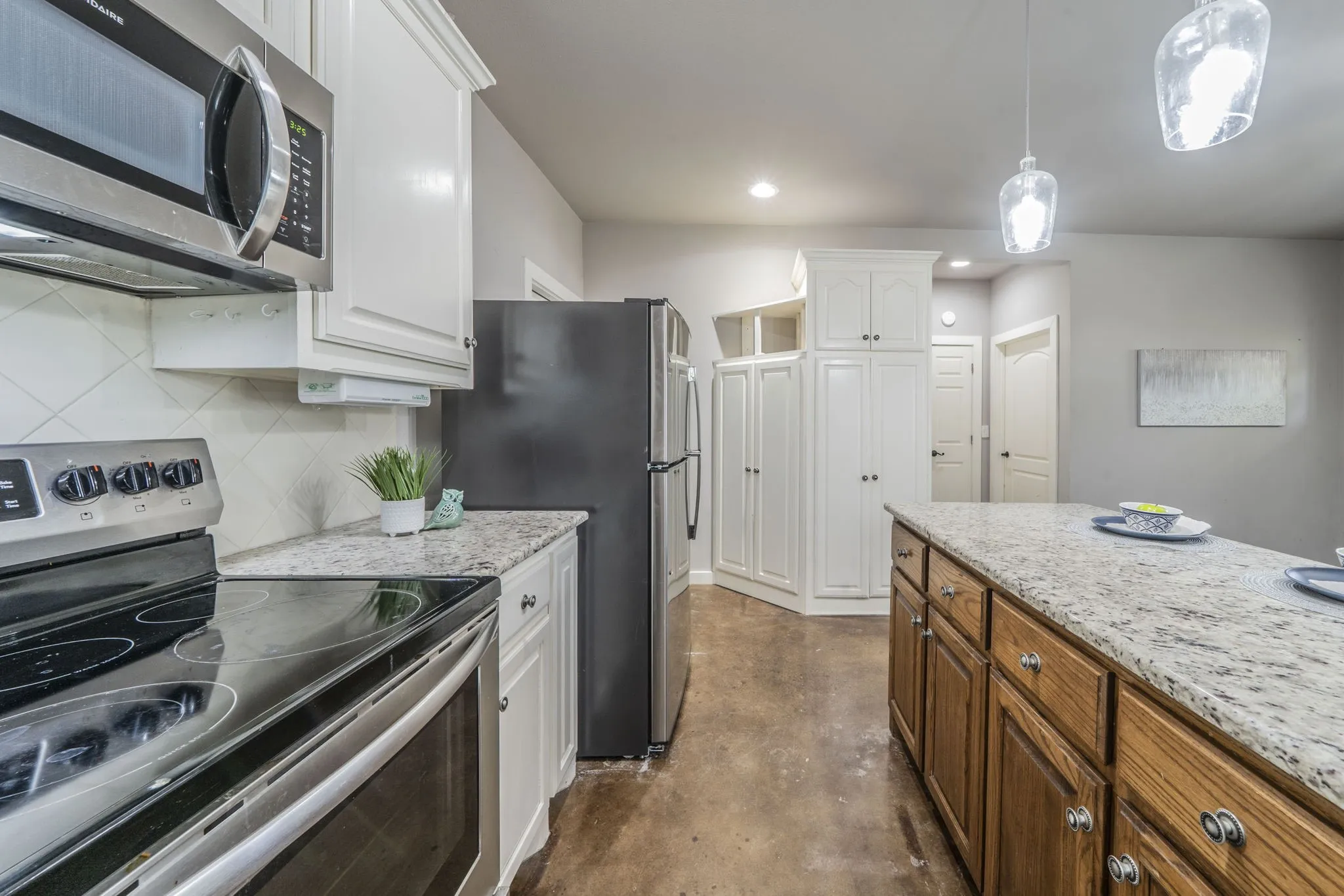 Full kitchen in secondary unit