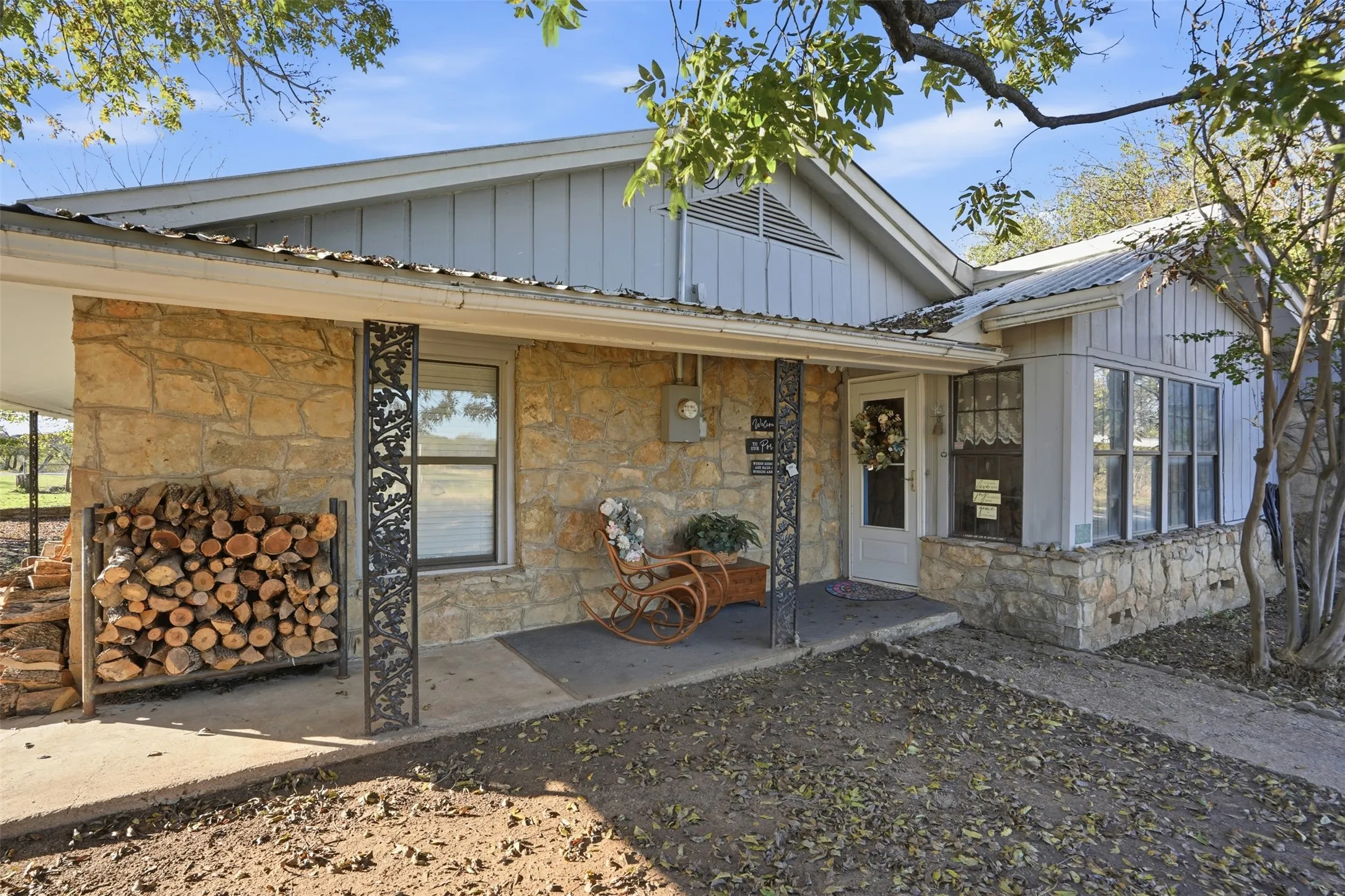 Single Family Residence For Sale in Palo Pinto County , 336 S 8th Avenue, Palo Pinto, Texas 76484, 3 Bedroom, 2 Bathroom, Garage spaces, 2,276 Sqft, built in 1959, Price $249,000, mls#21118388, Real Estate Agent in Palo Pinto, Homes For Sale in Palo Pinto county, Homes For Sale in Palo Pinto, Realtor in Palo Pinto Texas, Real Estate Brokerage Independent Realty Texas, Luminita Cordes Realtor