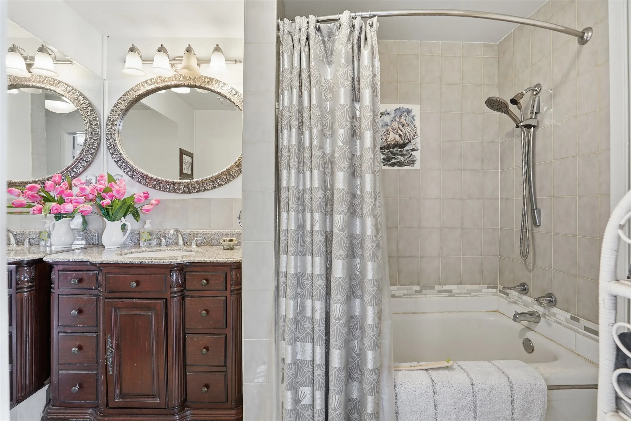 Full bath with tiled shower / bath and vanity
