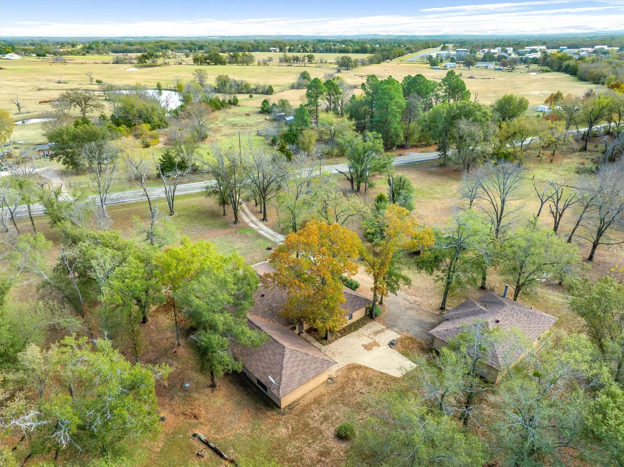 Single Family Residence For Sale in Van Zandt County , 11384 Fm 859, Wills Point, Texas 75169, 3 Bedrooms, 3 Bathrooms, 4 Garage spaces, 2,761 Sqft, built in 1984, Preowned, Price $499,950, mls#21119213, Real Estate Agent in Wills Point, Homes For Sale in Van Zandt county, Homes For Sale in Wills Point, Realtor in Wills Point Texas, Real Estate Brokerage Independent Realty Texas, Luminita Cordes Realtor