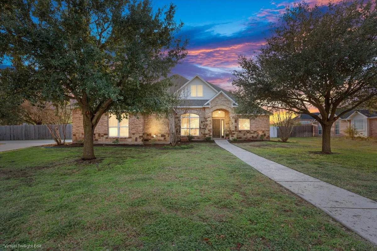 Single Family Residence For Sale in Mc Lennan County , 900 Queen Elizabeth Drive, Waco, Texas 76657, 3 Bedrooms, 2 Bathrooms, 2 Garage spaces, 2,057 Sqft, built in 2010, Price $394,900, mls#21119379, Real Estate Agent in Waco, Homes For Sale in Mc Lennan county, Homes For Sale in Waco, Realtor in Waco Texas, Real Estate Brokerage Independent Realty Texas, Luminita Cordes Realtor