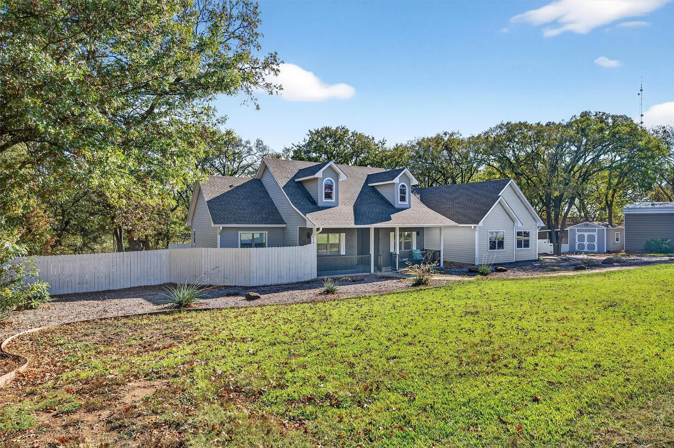 Single Family Residence For Sale in Grayson County , 380 Crescent Drive, Pottsboro, Texas 75076, 4 Bedroom, 3 Bathroom, 3 Garage spaces, 2,382 Sqft, built in 2006, Preowned, mls#21116884, Real Estate Agent in Pottsboro, Homes For Sale in Grayson county, Homes For Sale in Pottsboro, Realtor in Pottsboro Texas, Real Estate Brokerage Independent Realty Texas, Luminita Cordes Realtor