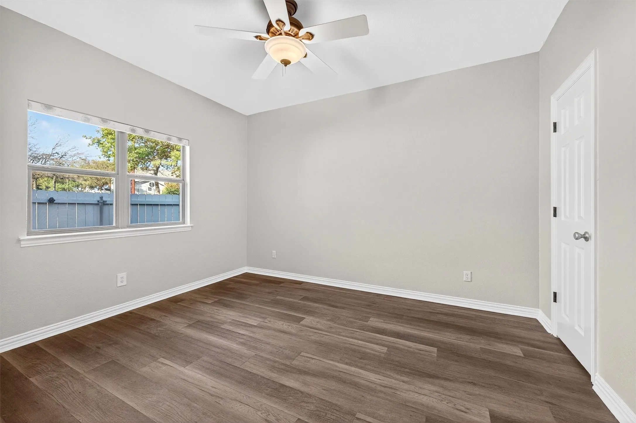 Single Family Residence For Sale in Grayson County , 380 Crescent Drive, Pottsboro, Texas 75076, 4 Bedroom, 3 Bathroom, 3 Garage spaces, 2,382 Sqft, built in 2006, Preowned, mls#21116884, Real Estate Agent in Pottsboro, Homes For Sale in Grayson county, Homes For Sale in Pottsboro, Realtor in Pottsboro Texas, Real Estate Brokerage Independent Realty Texas, Luminita Cordes Realtor