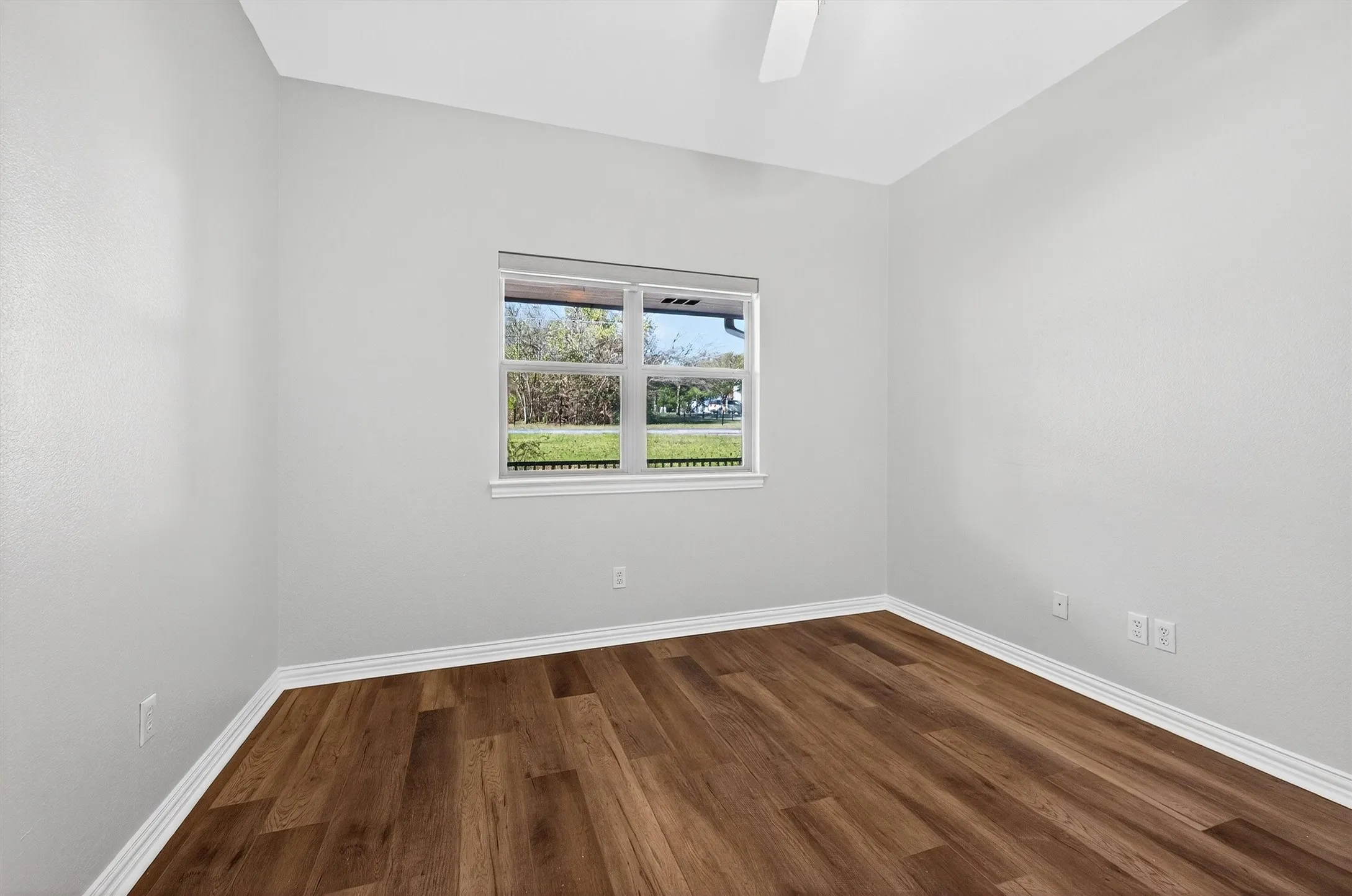 Single Family Residence For Sale in Grayson County , 380 Crescent Drive, Pottsboro, Texas 75076, 4 Bedroom, 3 Bathroom, 3 Garage spaces, 2,382 Sqft, built in 2006, Preowned, mls#21116884, Real Estate Agent in Pottsboro, Homes For Sale in Grayson county, Homes For Sale in Pottsboro, Realtor in Pottsboro Texas, Real Estate Brokerage Independent Realty Texas, Luminita Cordes Realtor