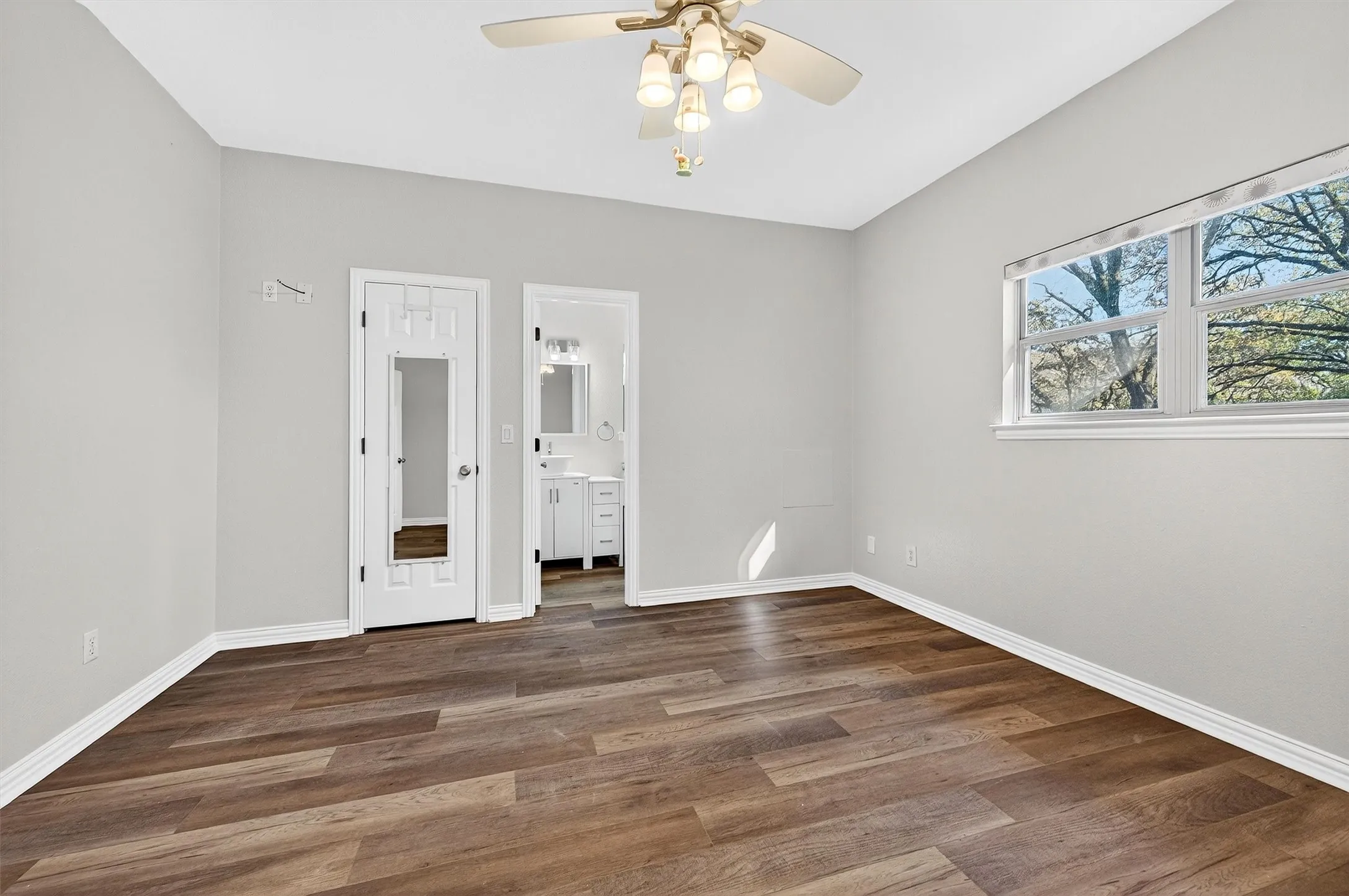 Single Family Residence For Sale in Grayson County , 380 Crescent Drive, Pottsboro, Texas 75076, 4 Bedroom, 3 Bathroom, 3 Garage spaces, 2,382 Sqft, built in 2006, Preowned, mls#21116884, Real Estate Agent in Pottsboro, Homes For Sale in Grayson county, Homes For Sale in Pottsboro, Realtor in Pottsboro Texas, Real Estate Brokerage Independent Realty Texas, Luminita Cordes Realtor