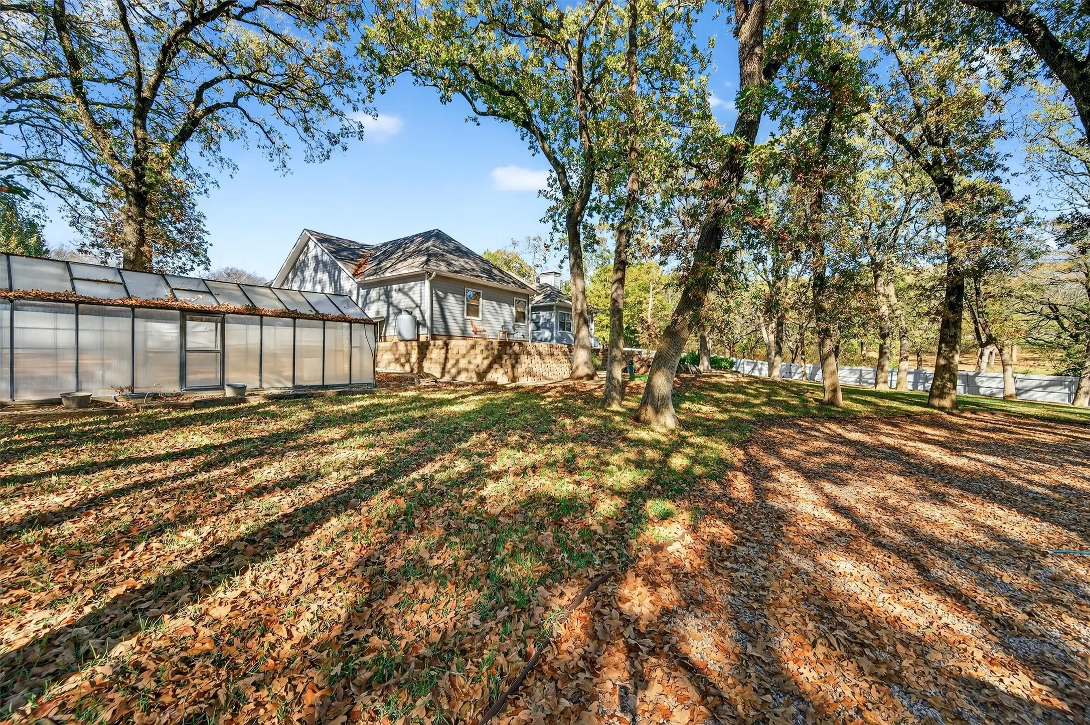 Single Family Residence For Sale in Grayson County , 380 Crescent Drive, Pottsboro, Texas 75076, 4 Bedroom, 3 Bathroom, 3 Garage spaces, 2,382 Sqft, built in 2006, Preowned, mls#21116884, Real Estate Agent in Pottsboro, Homes For Sale in Grayson county, Homes For Sale in Pottsboro, Realtor in Pottsboro Texas, Real Estate Brokerage Independent Realty Texas, Luminita Cordes Realtor