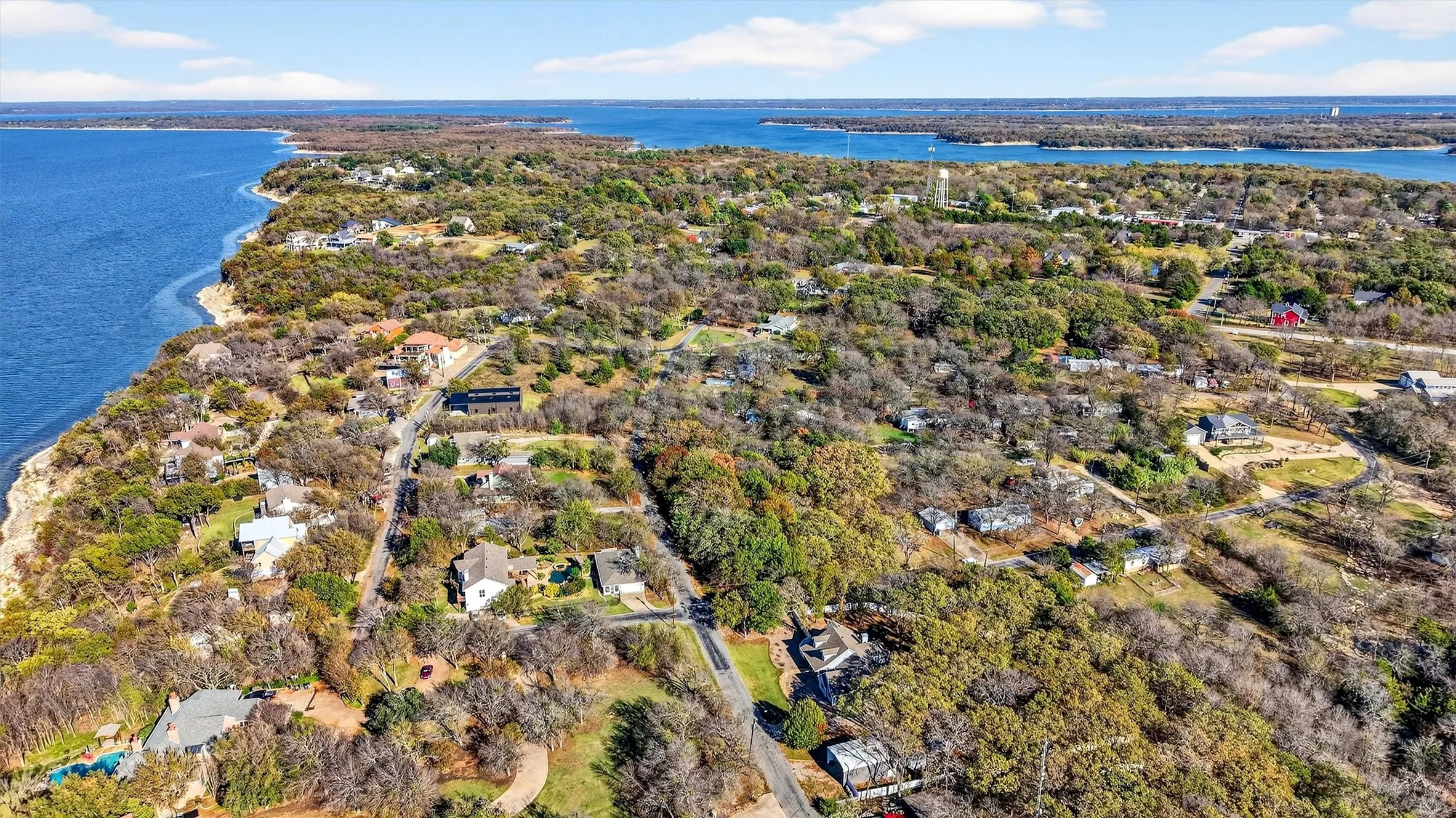 Single Family Residence For Sale in Grayson County , 380 Crescent Drive, Pottsboro, Texas 75076, 4 Bedroom, 3 Bathroom, 3 Garage spaces, 2,382 Sqft, built in 2006, Preowned, mls#21116884, Real Estate Agent in Pottsboro, Homes For Sale in Grayson county, Homes For Sale in Pottsboro, Realtor in Pottsboro Texas, Real Estate Brokerage Independent Realty Texas, Luminita Cordes Realtor