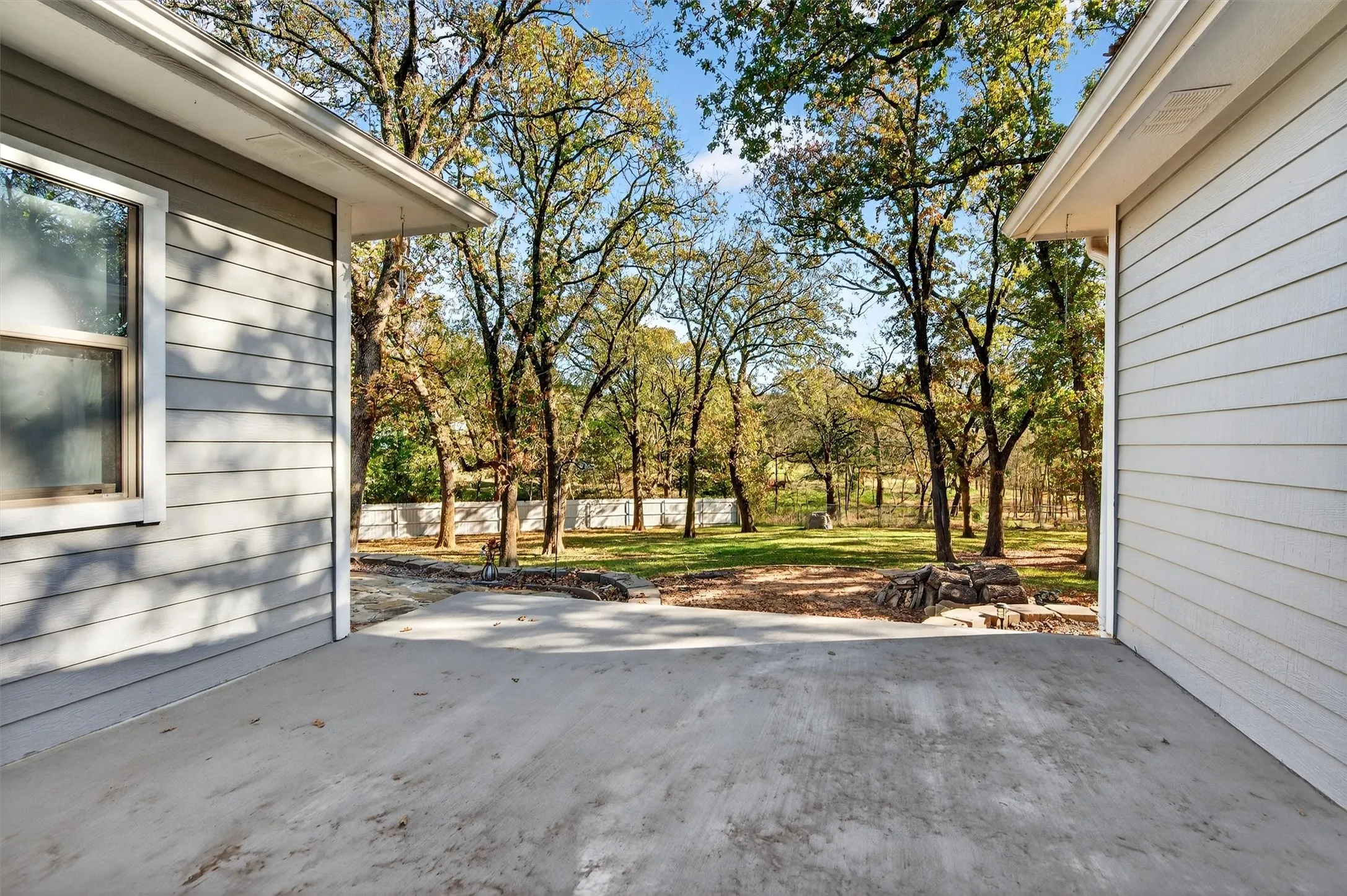 Single Family Residence For Sale in Grayson County , 380 Crescent Drive, Pottsboro, Texas 75076, 4 Bedroom, 3 Bathroom, 3 Garage spaces, 2,382 Sqft, built in 2006, Preowned, mls#21116884, Real Estate Agent in Pottsboro, Homes For Sale in Grayson county, Homes For Sale in Pottsboro, Realtor in Pottsboro Texas, Real Estate Brokerage Independent Realty Texas, Luminita Cordes Realtor