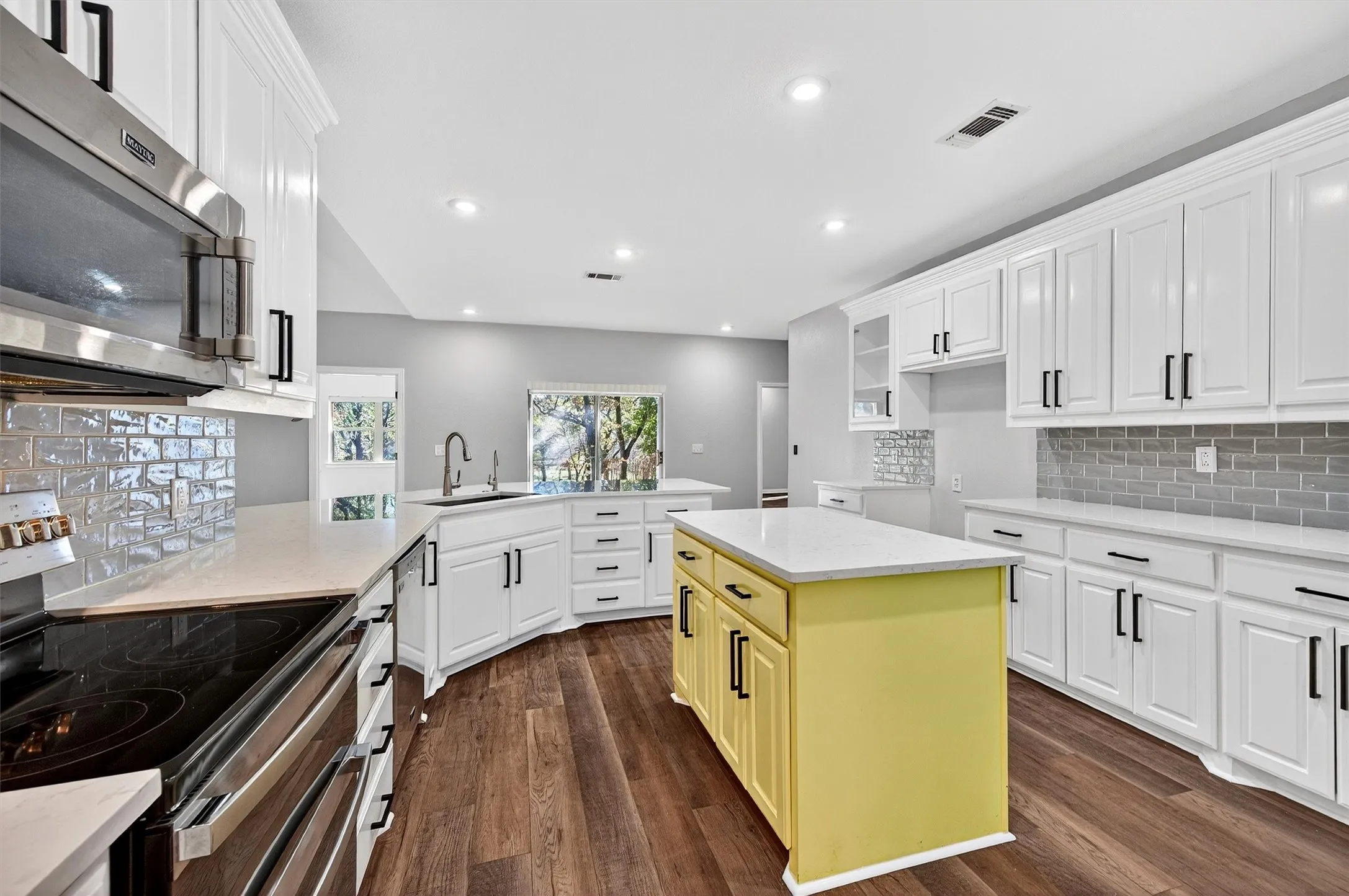 Single Family Residence For Sale in Grayson County , 380 Crescent Drive, Pottsboro, Texas 75076, 4 Bedroom, 3 Bathroom, 3 Garage spaces, 2,382 Sqft, built in 2006, Preowned, mls#21116884, Real Estate Agent in Pottsboro, Homes For Sale in Grayson county, Homes For Sale in Pottsboro, Realtor in Pottsboro Texas, Real Estate Brokerage Independent Realty Texas, Luminita Cordes Realtor
