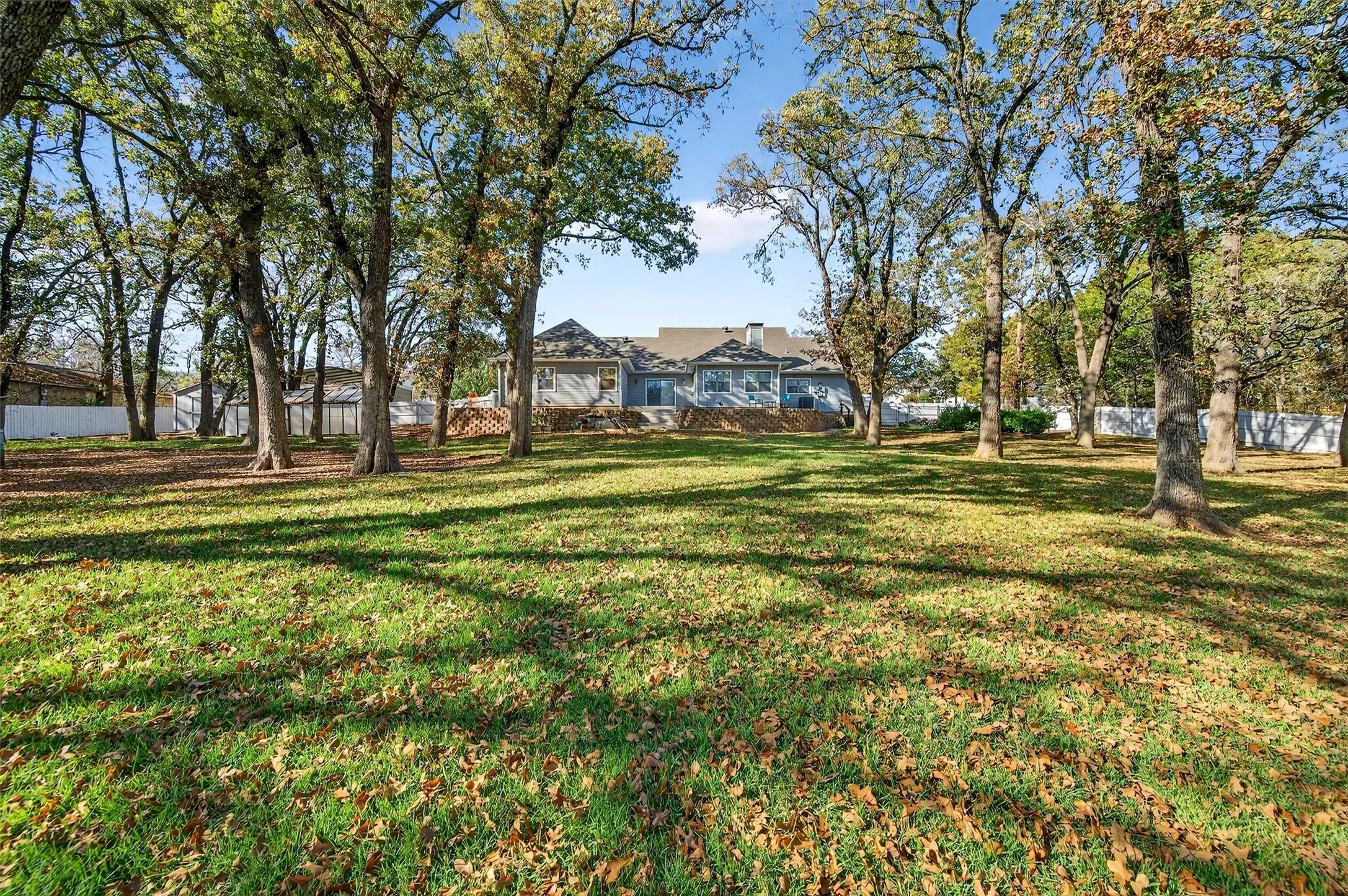 Single Family Residence For Sale in Grayson County , 380 Crescent Drive, Pottsboro, Texas 75076, 4 Bedroom, 3 Bathroom, 3 Garage spaces, 2,382 Sqft, built in 2006, Preowned, mls#21116884, Real Estate Agent in Pottsboro, Homes For Sale in Grayson county, Homes For Sale in Pottsboro, Realtor in Pottsboro Texas, Real Estate Brokerage Independent Realty Texas, Luminita Cordes Realtor