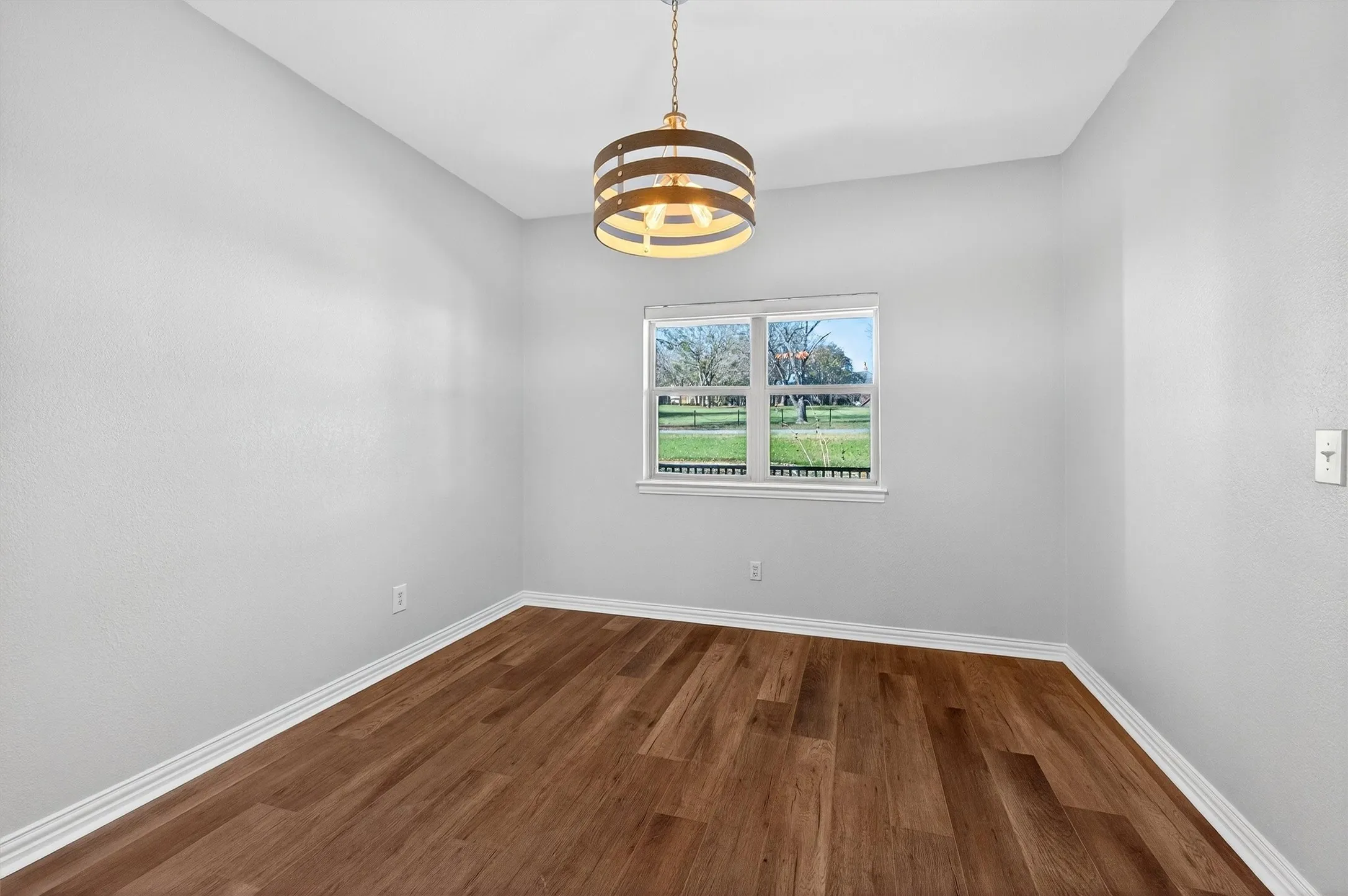 Single Family Residence For Sale in Grayson County , 380 Crescent Drive, Pottsboro, Texas 75076, 4 Bedroom, 3 Bathroom, 3 Garage spaces, 2,382 Sqft, built in 2006, Preowned, mls#21116884, Real Estate Agent in Pottsboro, Homes For Sale in Grayson county, Homes For Sale in Pottsboro, Realtor in Pottsboro Texas, Real Estate Brokerage Independent Realty Texas, Luminita Cordes Realtor
