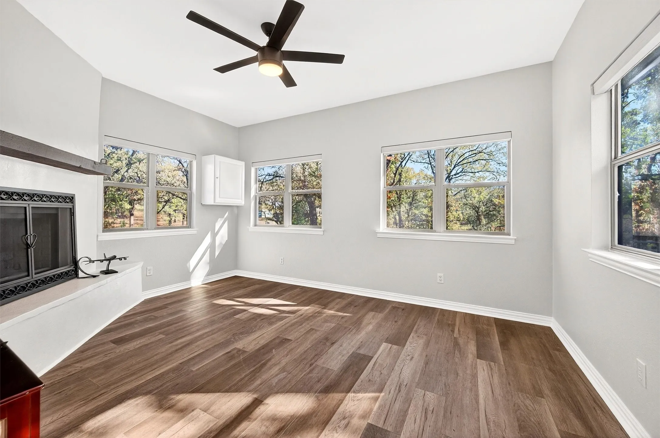 Single Family Residence For Sale in Grayson County , 380 Crescent Drive, Pottsboro, Texas 75076, 4 Bedroom, 3 Bathroom, 3 Garage spaces, 2,382 Sqft, built in 2006, Preowned, mls#21116884, Real Estate Agent in Pottsboro, Homes For Sale in Grayson county, Homes For Sale in Pottsboro, Realtor in Pottsboro Texas, Real Estate Brokerage Independent Realty Texas, Luminita Cordes Realtor