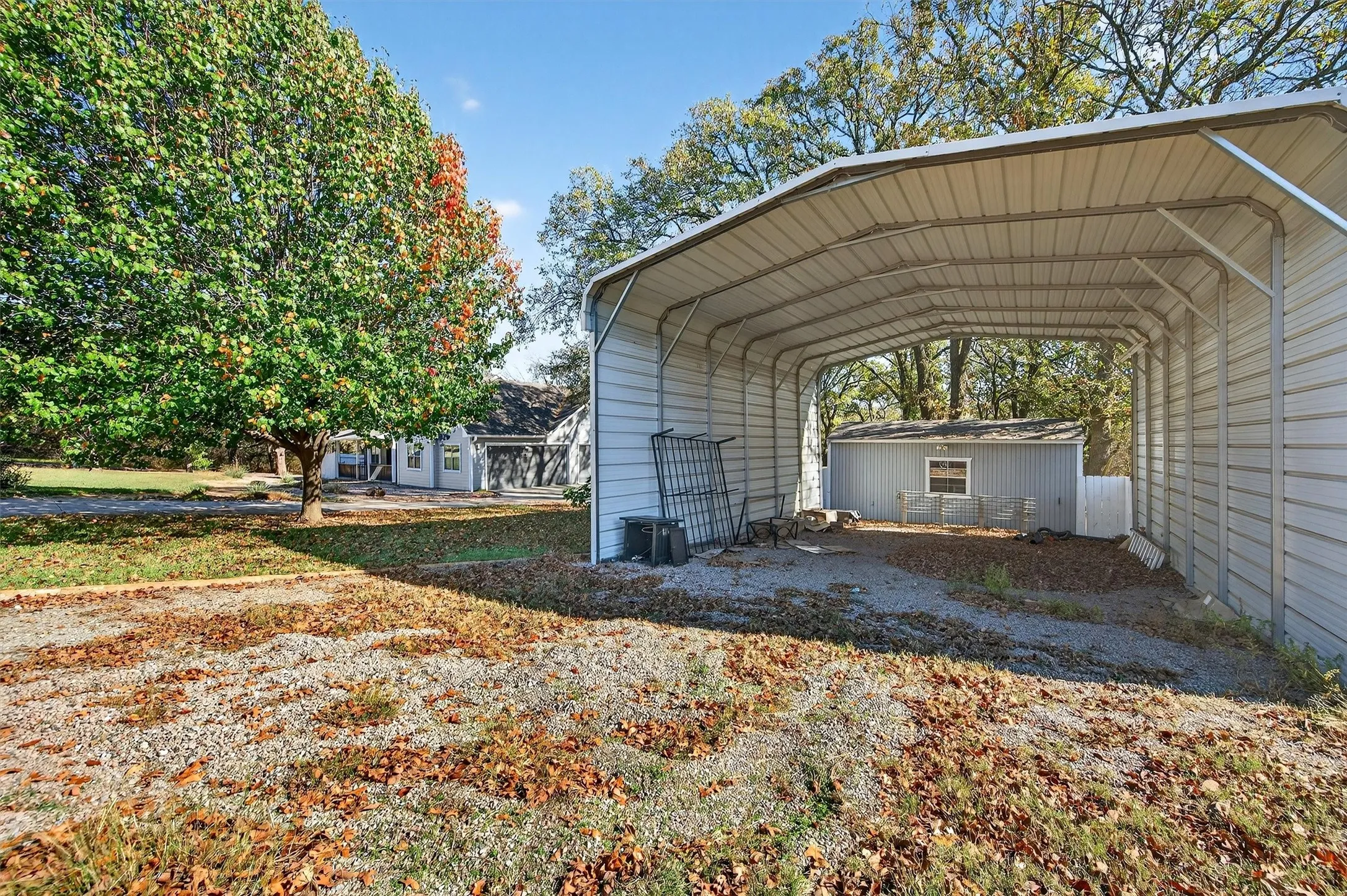 Single Family Residence For Sale in Grayson County , 380 Crescent Drive, Pottsboro, Texas 75076, 4 Bedroom, 3 Bathroom, 3 Garage spaces, 2,382 Sqft, built in 2006, Preowned, mls#21116884, Real Estate Agent in Pottsboro, Homes For Sale in Grayson county, Homes For Sale in Pottsboro, Realtor in Pottsboro Texas, Real Estate Brokerage Independent Realty Texas, Luminita Cordes Realtor