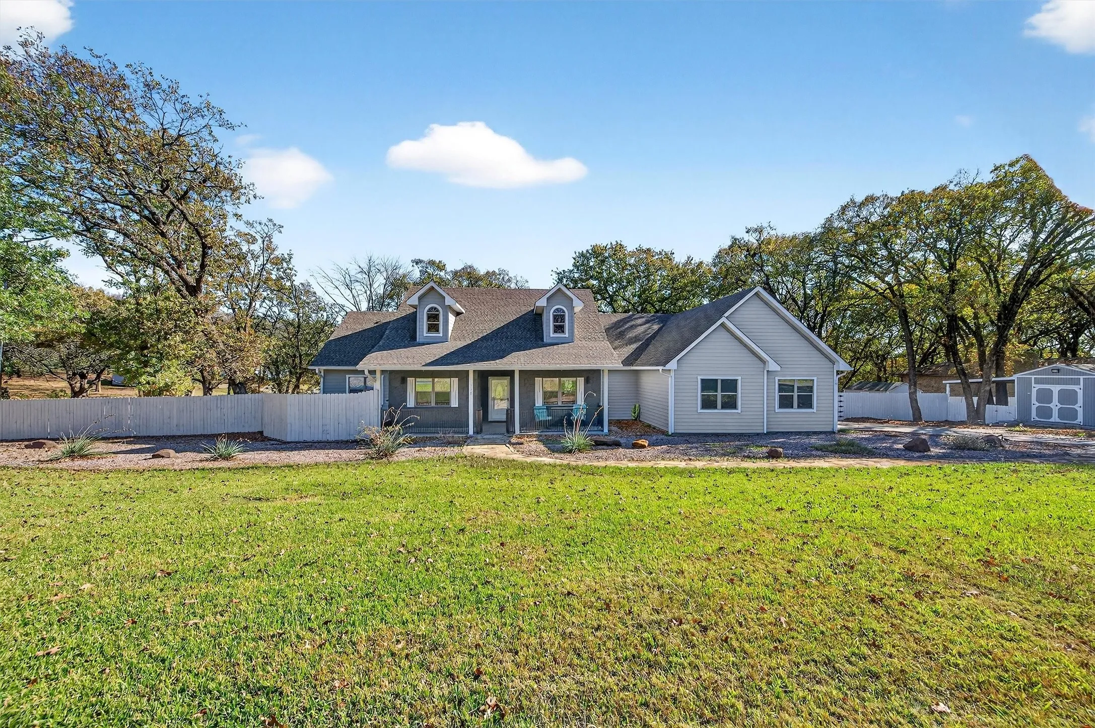 Single Family Residence For Sale in Grayson County , 380 Crescent Drive, Pottsboro, Texas 75076, 4 Bedroom, 3 Bathroom, 3 Garage spaces, 2,382 Sqft, built in 2006, Preowned, mls#21116884, Real Estate Agent in Pottsboro, Homes For Sale in Grayson county, Homes For Sale in Pottsboro, Realtor in Pottsboro Texas, Real Estate Brokerage Independent Realty Texas, Luminita Cordes Realtor