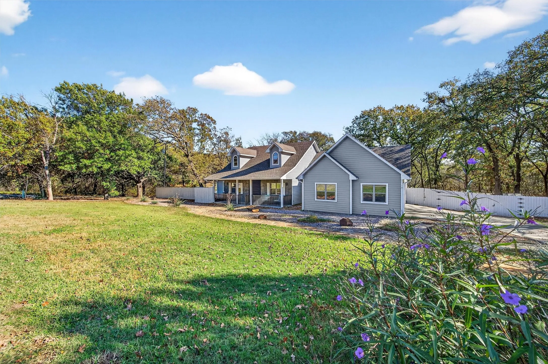 Single Family Residence For Sale in Grayson County , 380 Crescent Drive, Pottsboro, Texas 75076, 4 Bedroom, 3 Bathroom, 3 Garage spaces, 2,382 Sqft, built in 2006, Preowned, mls#21116884, Real Estate Agent in Pottsboro, Homes For Sale in Grayson county, Homes For Sale in Pottsboro, Realtor in Pottsboro Texas, Real Estate Brokerage Independent Realty Texas, Luminita Cordes Realtor