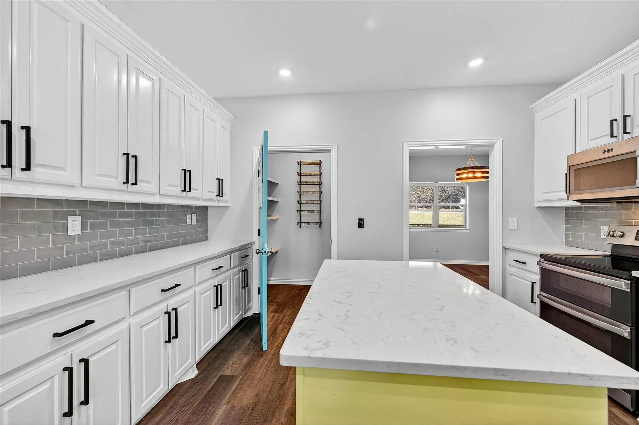 Single Family Residence For Sale in Grayson County , 380 Crescent Drive, Pottsboro, Texas 75076, 4 Bedroom, 3 Bathroom, 3 Garage spaces, 2,382 Sqft, built in 2006, Preowned, mls#21116884, Real Estate Agent in Pottsboro, Homes For Sale in Grayson county, Homes For Sale in Pottsboro, Realtor in Pottsboro Texas, Real Estate Brokerage Independent Realty Texas, Luminita Cordes Realtor