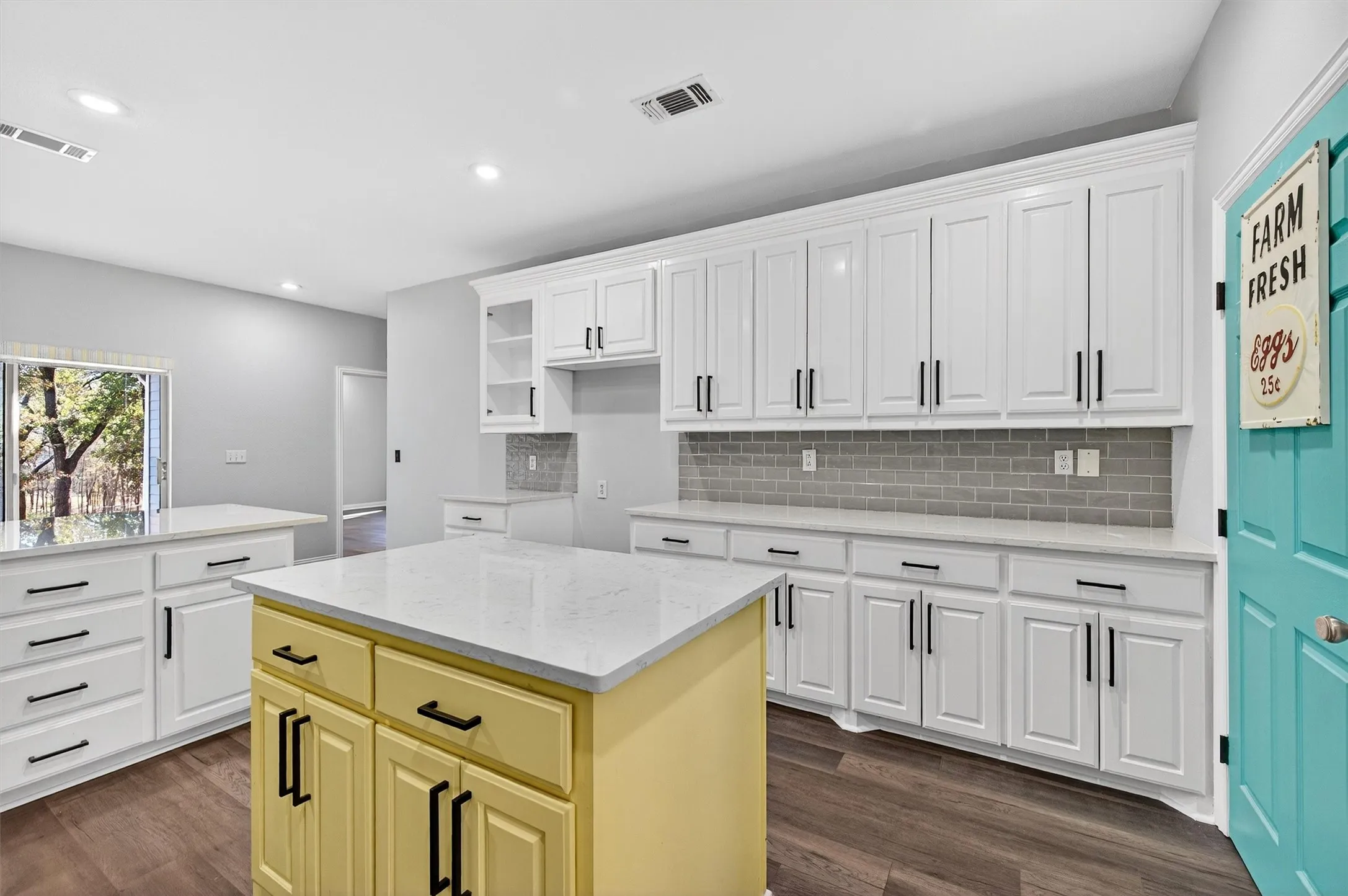 Single Family Residence For Sale in Grayson County , 380 Crescent Drive, Pottsboro, Texas 75076, 4 Bedroom, 3 Bathroom, 3 Garage spaces, 2,382 Sqft, built in 2006, Preowned, mls#21116884, Real Estate Agent in Pottsboro, Homes For Sale in Grayson county, Homes For Sale in Pottsboro, Realtor in Pottsboro Texas, Real Estate Brokerage Independent Realty Texas, Luminita Cordes Realtor
