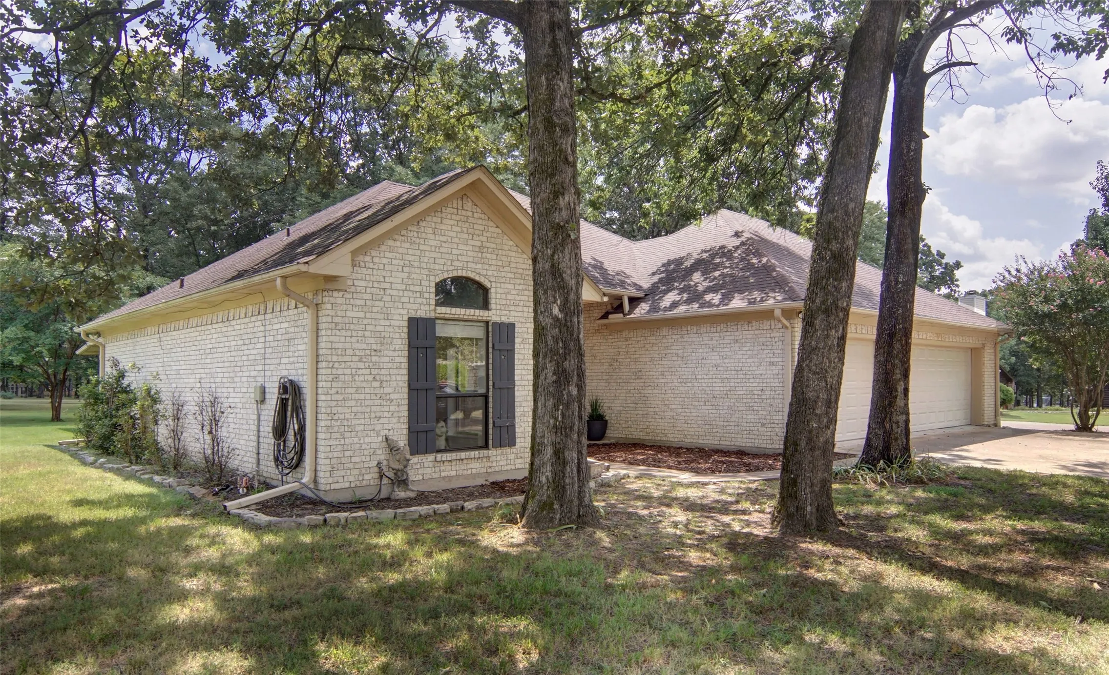 Single Family Residence For Sale in Wood County , 171 CR 1997, Yantis, Texas 75497, 3 Bedroom, 2 Bathroom, 3 Garage spaces, 1,832 Sqft, built in 1992, Preowned, mls#21119376, Real Estate Agent in Yantis, Homes For Sale in Wood county, Homes For Sale in Yantis, Realtor in Yantis Texas, Real Estate Brokerage Independent Realty Texas, Luminita Cordes Realtor
