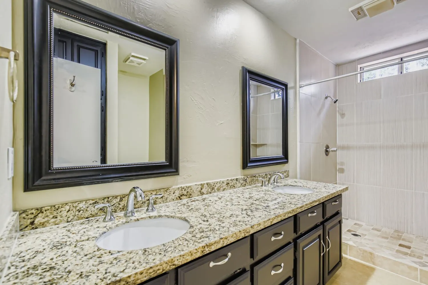 Condominium For Sale in Rockwall County , 3323 Augusta Boulevard, Rockwall, Texas 75087, 3 Bedroom, 2 Bathroom, 2 Garage spaces, 1,952 Sqft, built in 1984, Preowned, mls#21119723, Real Estate Agent in Rockwall, Homes For Sale in Rockwall county, Homes For Sale in Rockwall, Realtor in Rockwall Texas, Real Estate Brokerage Independent Realty Texas, Luminita Cordes Realtor