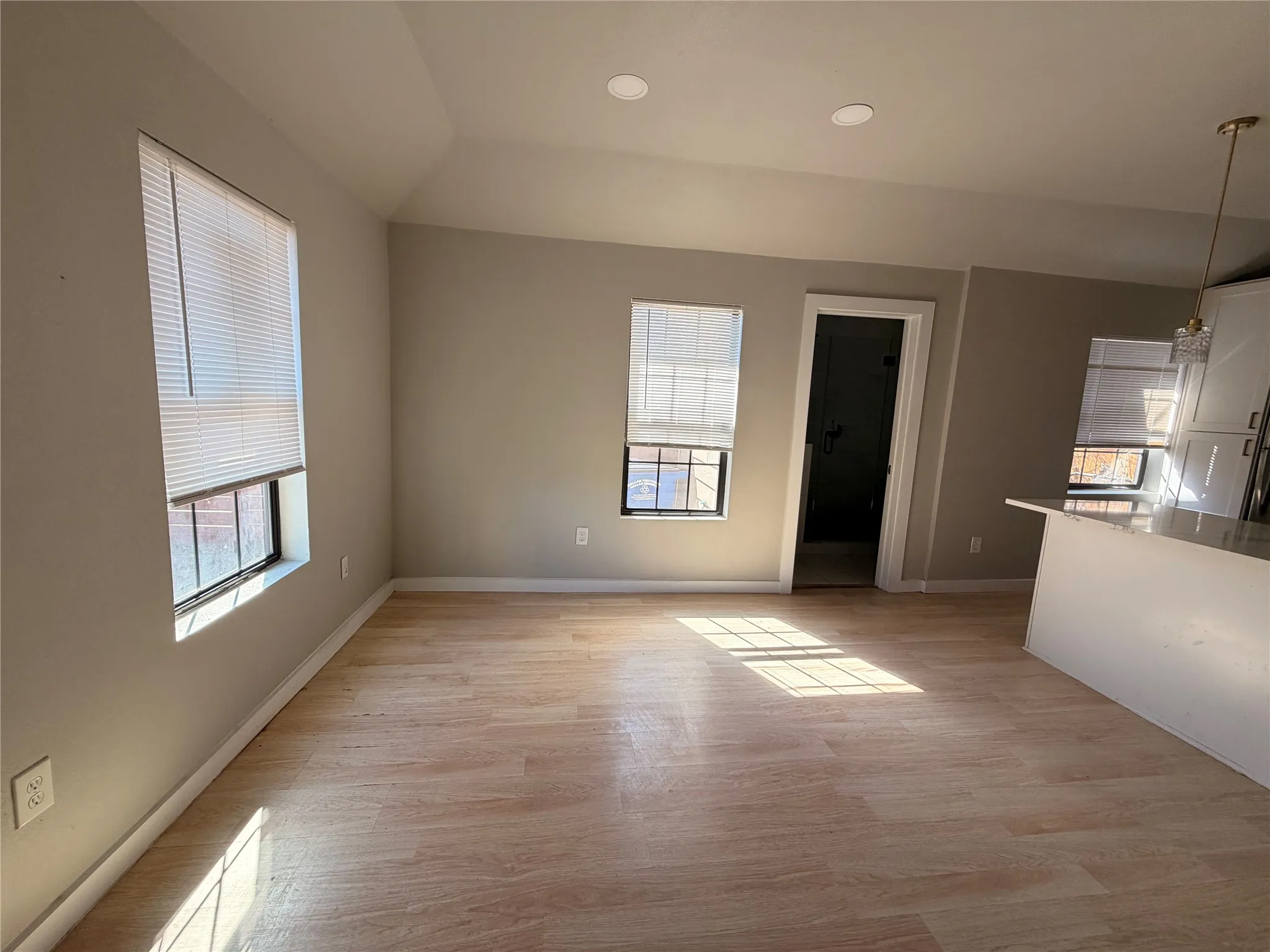 Condominium For Sale in Dallas County , 1115 S Glasgow Drive 2, Dallas, Texas 75223, 2 Bedroom, 2 Bathroom, Garage spaces, 716 Sqft, built in 1947, mls#21120019, Real Estate Agent in Dallas, Homes For Sale in Dallas county, Homes For Sale in Dallas, Realtor in Dallas Texas, Real Estate Brokerage Independent Realty Texas, Luminita Cordes Realtor