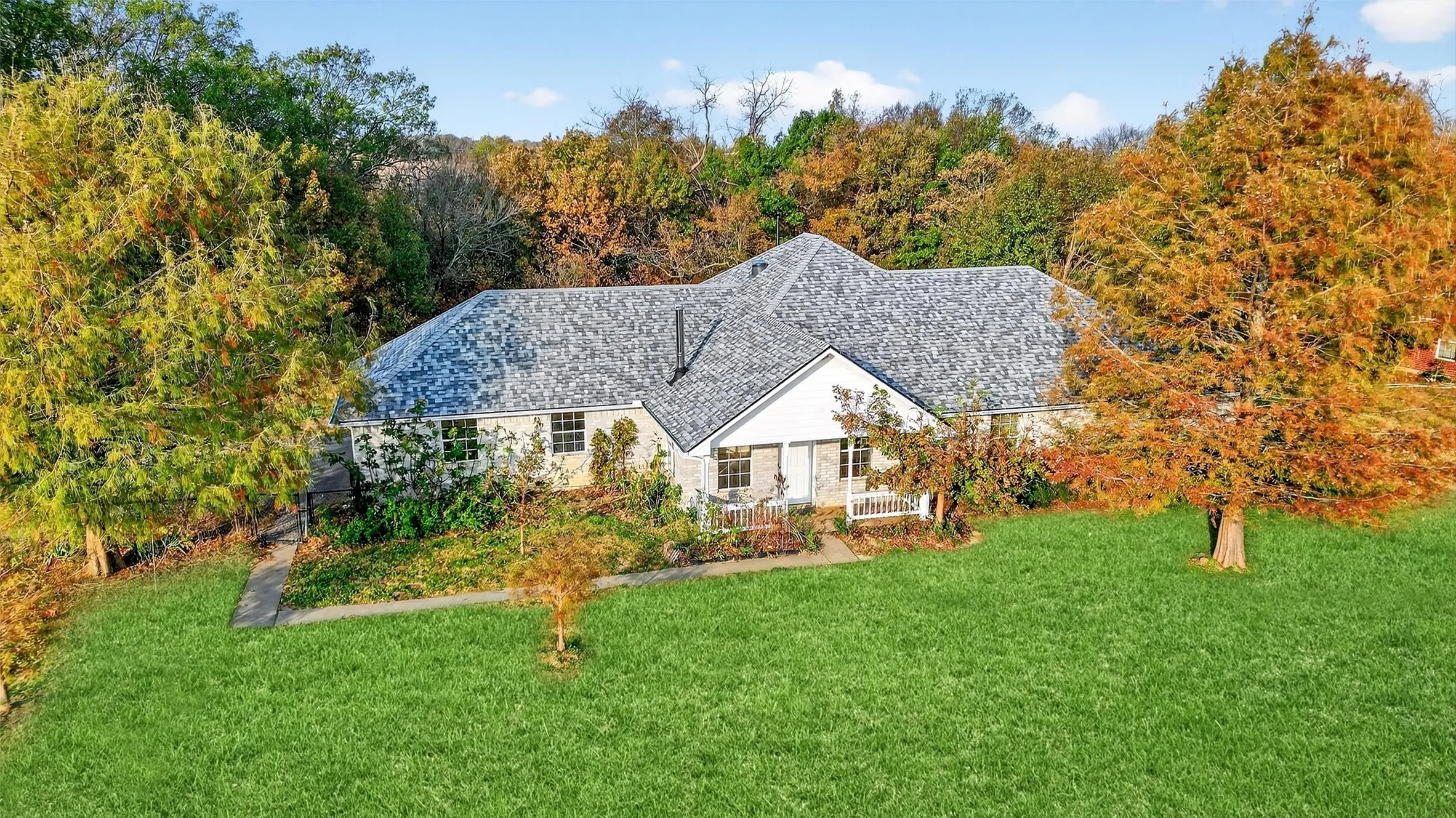 Single Family Residence For Sale in Grayson County , 538 Lakewood Road, Denison, Texas 75020, 3 Bedroom, 2 Bathroom, 2 Garage spaces, 1,881 Sqft, built in 2001, Preowned, mls#21120228, Real Estate Agent in Denison, Homes For Sale in Grayson county, Homes For Sale in Denison, Realtor in Denison Texas, Real Estate Brokerage Independent Realty Texas, Luminita Cordes Realtor