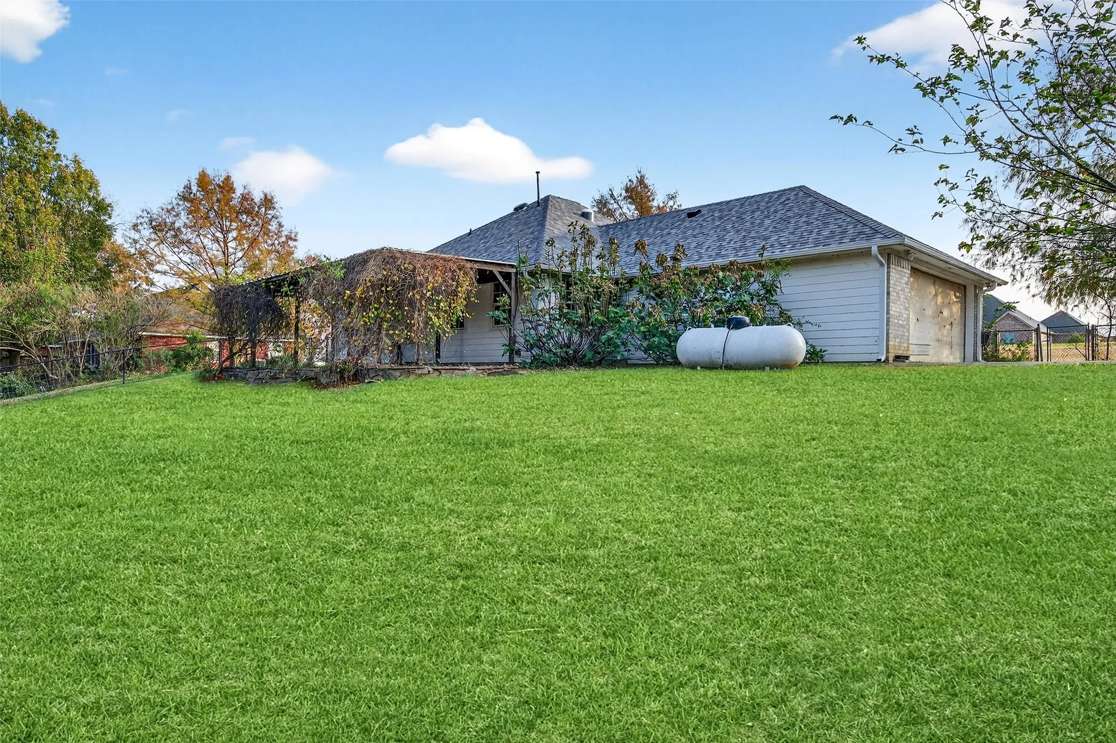 Ranch-style house with roof with shingles