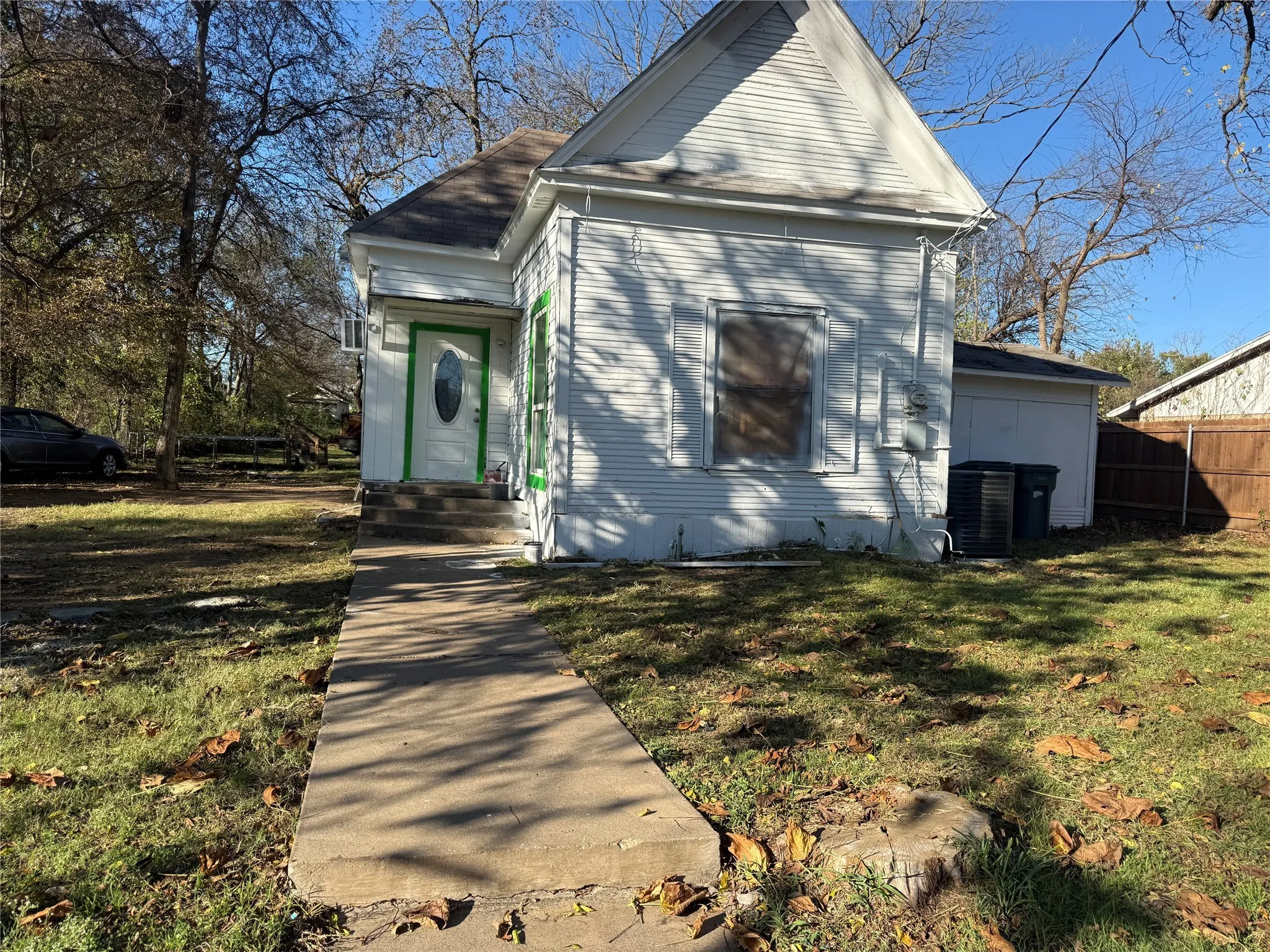 Single Family Residence For Sale in Grayson County , 411 W Hester Street, Sherman, Texas 75090, 2 Bedroom, 1 Bathroom, Garage spaces, 748 Sqft, built in 1920, mls#21119947, Real Estate Agent in Sherman, Homes For Sale in Grayson county, Homes For Sale in Sherman, Realtor in Sherman Texas, Real Estate Brokerage Independent Realty Texas, Luminita Cordes Realtor