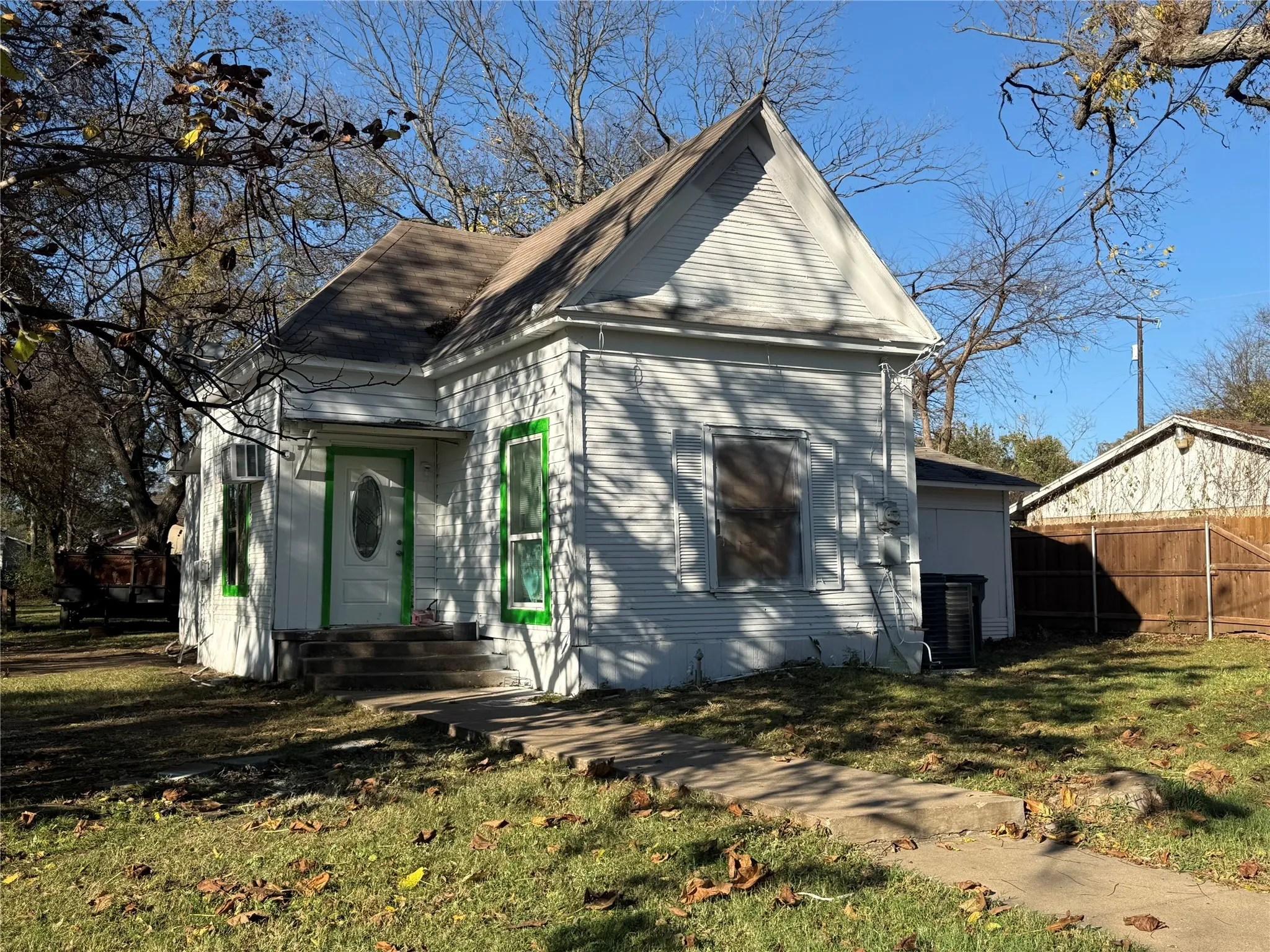 Single Family Residence For Sale in Grayson County , 411 W Hester Street, Sherman, Texas 75090, 2 Bedroom, 1 Bathroom, Garage spaces, 748 Sqft, built in 1920, mls#21119947, Real Estate Agent in Sherman, Homes For Sale in Grayson county, Homes For Sale in Sherman, Realtor in Sherman Texas, Real Estate Brokerage Independent Realty Texas, Luminita Cordes Realtor