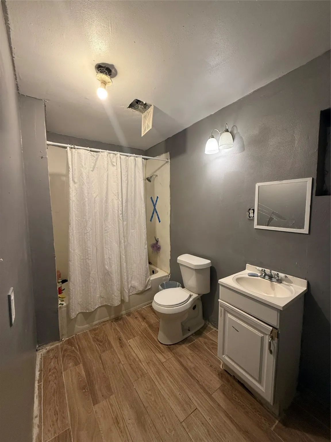 Single Family Residence For Sale in Grayson County , 411 W Hester Street, Sherman, Texas 75090, 2 Bedroom, 1 Bathroom, Garage spaces, 748 Sqft, built in 1920, mls#21119947, Real Estate Agent in Sherman, Homes For Sale in Grayson county, Homes For Sale in Sherman, Realtor in Sherman Texas, Real Estate Brokerage Independent Realty Texas, Luminita Cordes Realtor