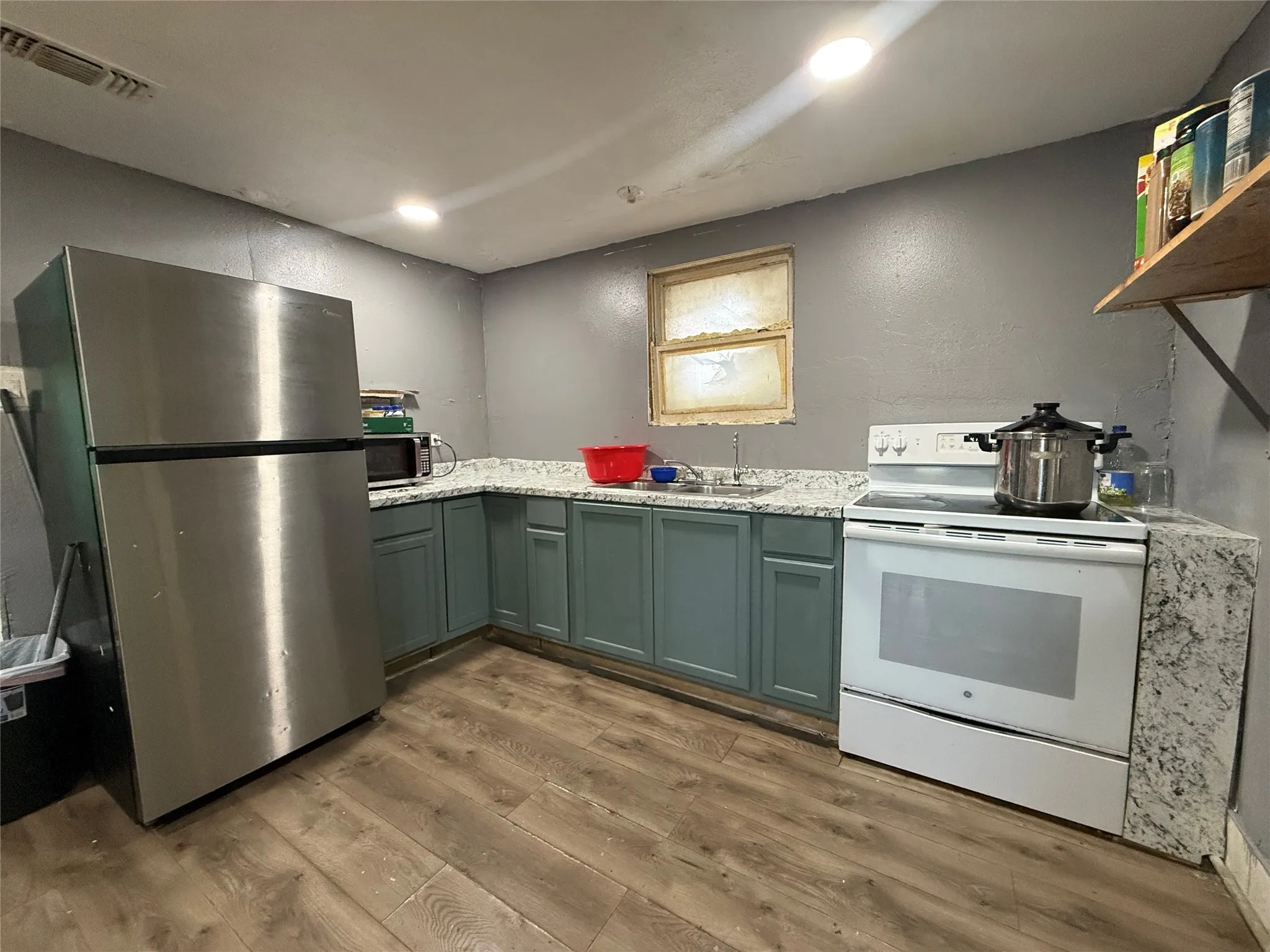 Single Family Residence For Sale in Grayson County , 411 W Hester Street, Sherman, Texas 75090, 2 Bedroom, 1 Bathroom, Garage spaces, 748 Sqft, built in 1920, mls#21119947, Real Estate Agent in Sherman, Homes For Sale in Grayson county, Homes For Sale in Sherman, Realtor in Sherman Texas, Real Estate Brokerage Independent Realty Texas, Luminita Cordes Realtor