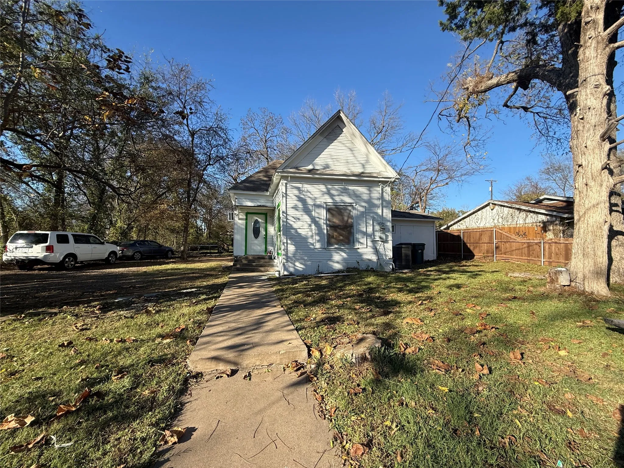 Single Family Residence For Sale in Grayson County , 411 W Hester Street, Sherman, Texas 75090, 2 Bedroom, 1 Bathroom, Garage spaces, 748 Sqft, built in 1920, mls#21119947, Real Estate Agent in Sherman, Homes For Sale in Grayson county, Homes For Sale in Sherman, Realtor in Sherman Texas, Real Estate Brokerage Independent Realty Texas, Luminita Cordes Realtor