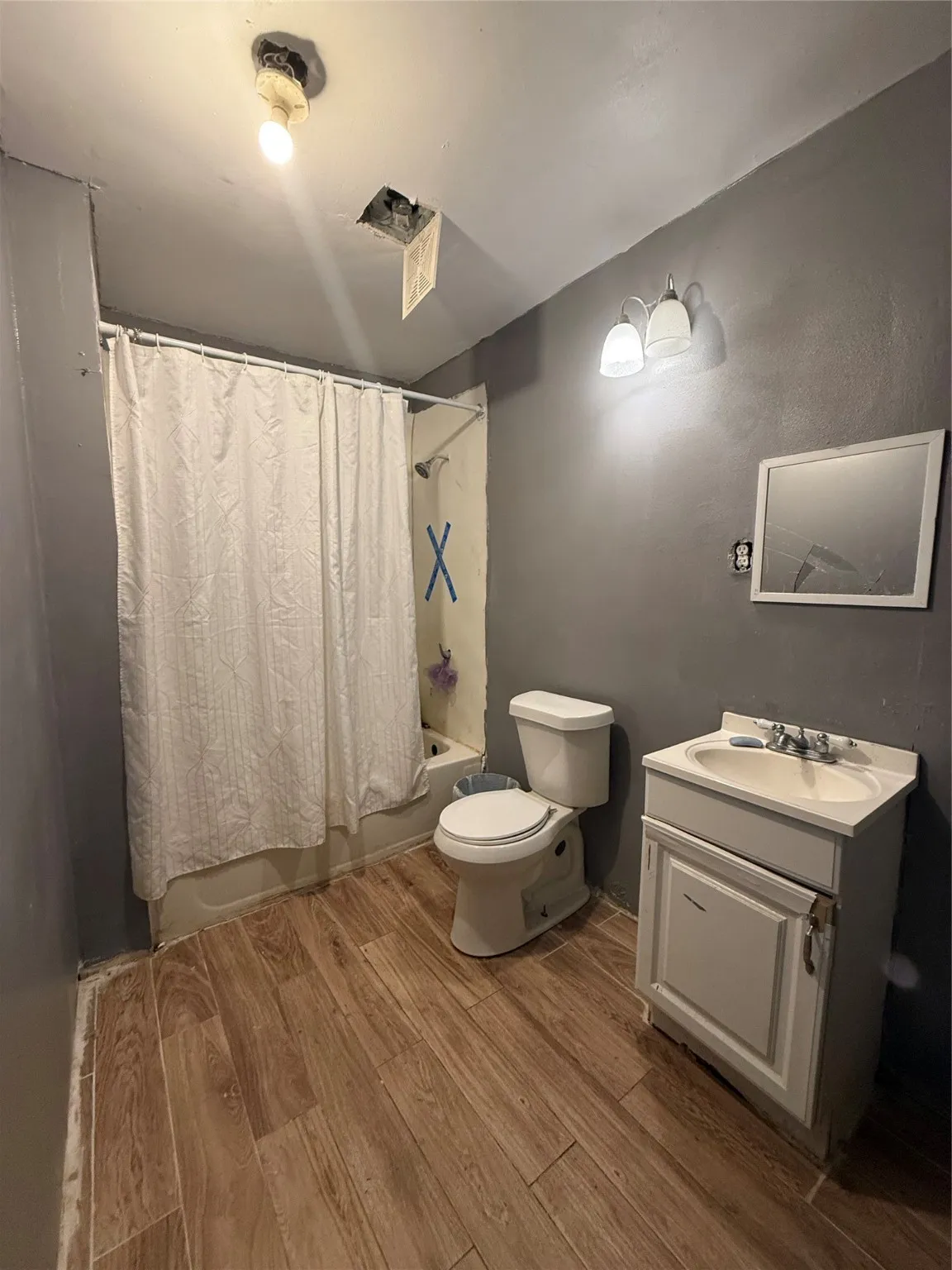 Single Family Residence For Sale in Grayson County , 411 W Hester Street, Sherman, Texas 75090, 2 Bedroom, 1 Bathroom, Garage spaces, 748 Sqft, built in 1920, mls#21119947, Real Estate Agent in Sherman, Homes For Sale in Grayson county, Homes For Sale in Sherman, Realtor in Sherman Texas, Real Estate Brokerage Independent Realty Texas, Luminita Cordes Realtor