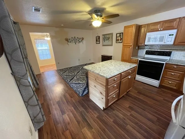 Single Family Residence For Sale in Hood County , 7118 Back Forty Court, Granbury, Texas 76049, 1 Bedroom, 1 Bathroom, Garage spaces, 712 Sqft, built in 2003, Preowned, mls#21120143, Real Estate Agent in Granbury, Homes For Sale in Hood county, Homes For Sale in Granbury, Realtor in Granbury Texas, Real Estate Brokerage Independent Realty Texas, Luminita Cordes Realtor