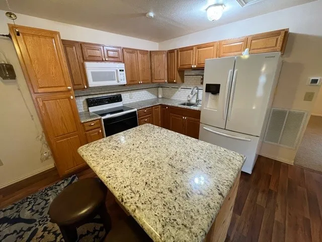 Single Family Residence For Sale in Hood County , 7118 Back Forty Court, Granbury, Texas 76049, 1 Bedroom, 1 Bathroom, Garage spaces, 712 Sqft, built in 2003, Preowned, mls#21120143, Real Estate Agent in Granbury, Homes For Sale in Hood county, Homes For Sale in Granbury, Realtor in Granbury Texas, Real Estate Brokerage Independent Realty Texas, Luminita Cordes Realtor