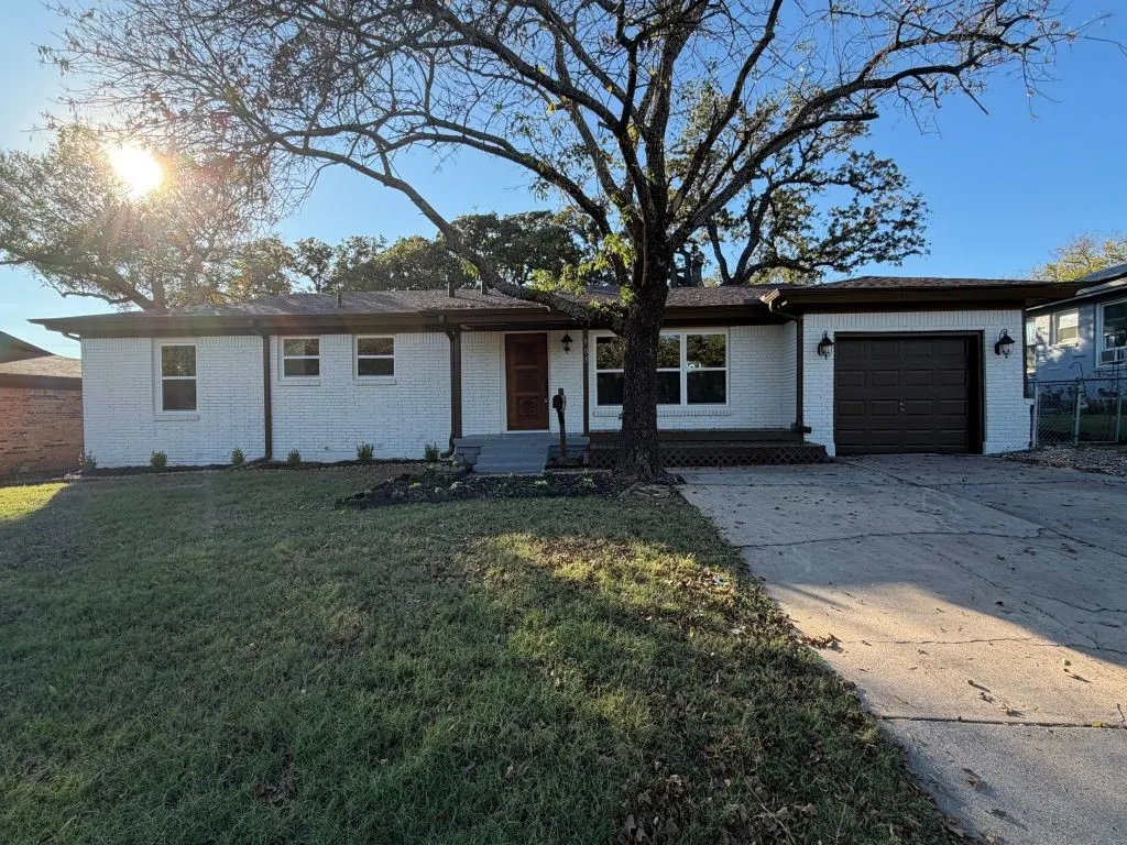 Single Family Residence For Sale in Tarrant County , 905 Brown Trail, Bedford, Texas 76022, 3 Bedrooms, 2 Bathrooms, 1 Garage spaces, 1,572 Sqft, built in 1956, Preowned, Price $287,000, mls#21120355, Real Estate Agent in Bedford, Homes For Sale in Tarrant county, Homes For Sale in Bedford, Realtor in Bedford Texas, Real Estate Brokerage Independent Realty Texas, Luminita Cordes Realtor