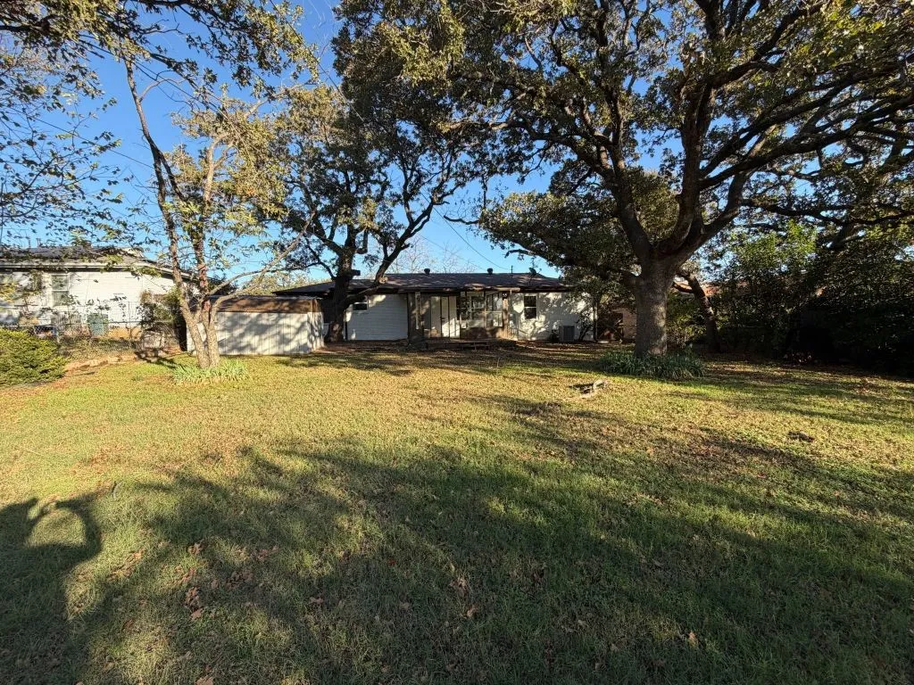 Single Family Residence For Sale in Tarrant County , 905 Brown Trail, Bedford, Texas 76022, 3 Bedrooms, 2 Bathrooms, 1 Garage spaces, 1,572 Sqft, built in 1956, Preowned, Price $287,000, mls#21120355, Real Estate Agent in Bedford, Homes For Sale in Tarrant county, Homes For Sale in Bedford, Realtor in Bedford Texas, Real Estate Brokerage Independent Realty Texas, Luminita Cordes Realtor