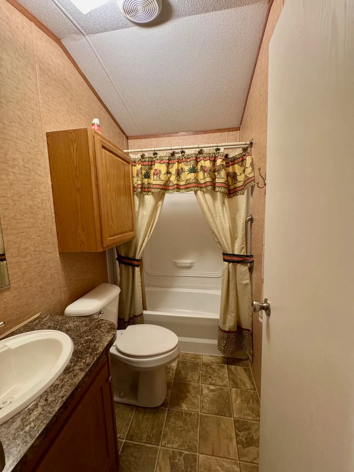 Mobile Home For Sale in Camp County , 244 CR 2602, Pittsburg, Texas 75686, 3 Bedrooms, 2 Bathrooms, Garage spaces, 1,216 Sqft, built in 2010, Price $129,000, mls#21120549, Real Estate Agent in Pittsburg, Homes For Sale in Camp county, Homes For Sale in Pittsburg, Realtor in Pittsburg Texas, Real Estate Brokerage Independent Realty Texas, Luminita Cordes Realtor