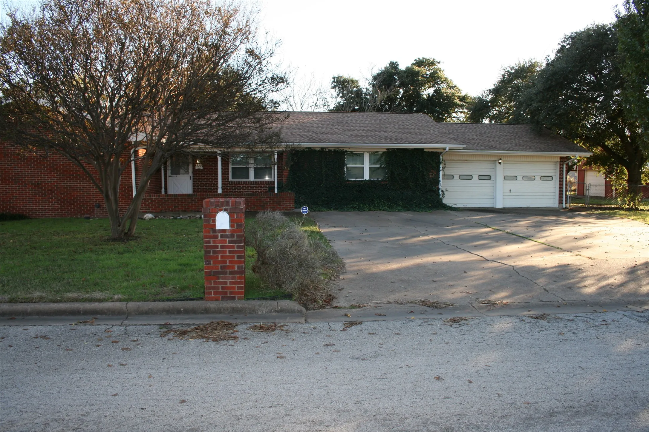 Single Family Residence For Sale in Palo Pinto County , 2510 SE 5 1/2 Street, Mineral Wells, Texas 76067, 3 Bedrooms, 2 Bathrooms, 2 Garage spaces, 1,909 Sqft, built in 1963, Price $305,000, mls#21120638, Real Estate Agent in Mineral Wells, Homes For Sale in Palo Pinto county, Homes For Sale in Mineral Wells, Realtor in Mineral Wells Texas, Real Estate Brokerage Independent Realty Texas, Luminita Cordes Realtor