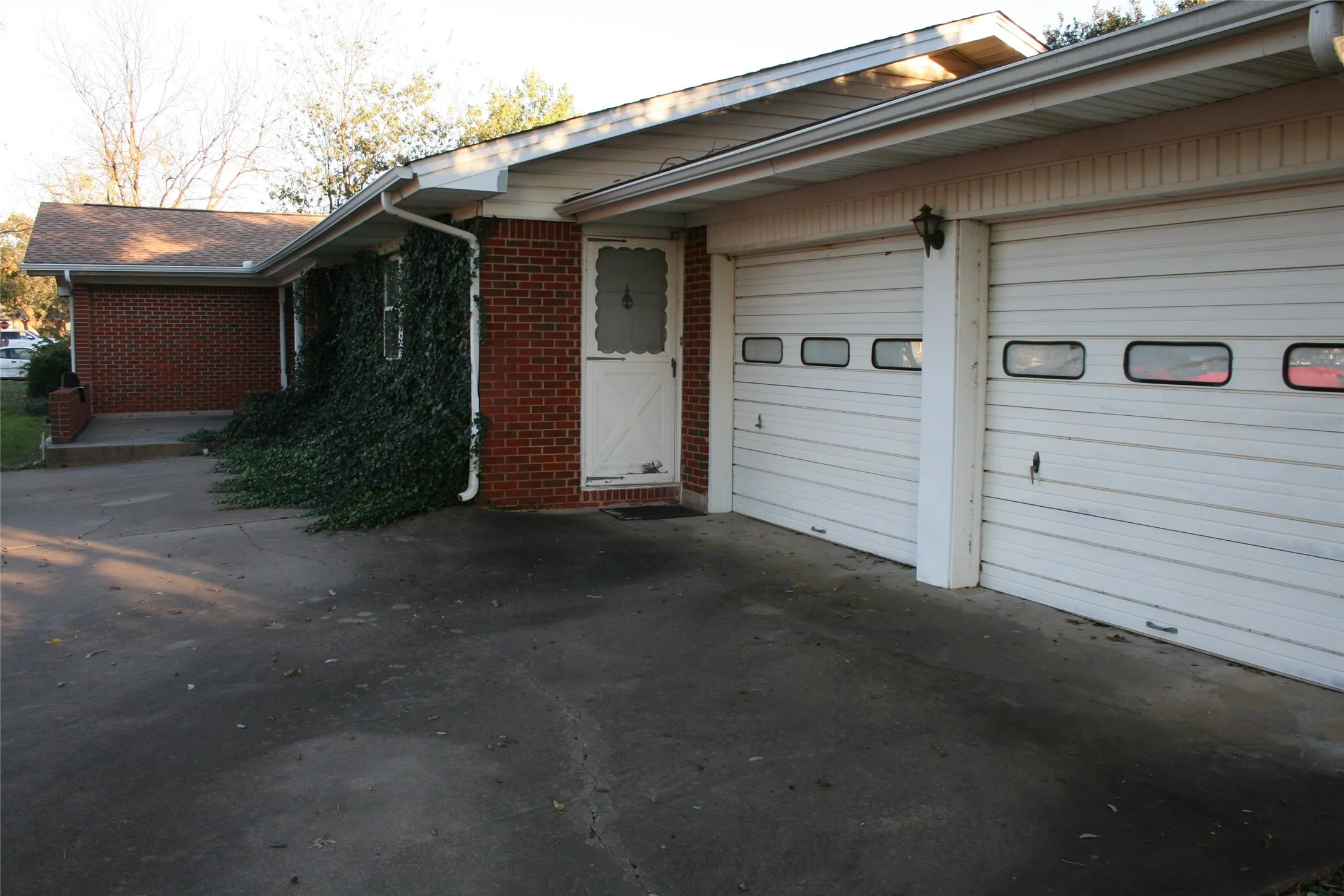 Single Family Residence For Sale in Palo Pinto County , 2510 SE 5 1/2 Street, Mineral Wells, Texas 76067, 3 Bedrooms, 2 Bathrooms, 2 Garage spaces, 1,909 Sqft, built in 1963, Price $305,000, mls#21120638, Real Estate Agent in Mineral Wells, Homes For Sale in Palo Pinto county, Homes For Sale in Mineral Wells, Realtor in Mineral Wells Texas, Real Estate Brokerage Independent Realty Texas, Luminita Cordes Realtor