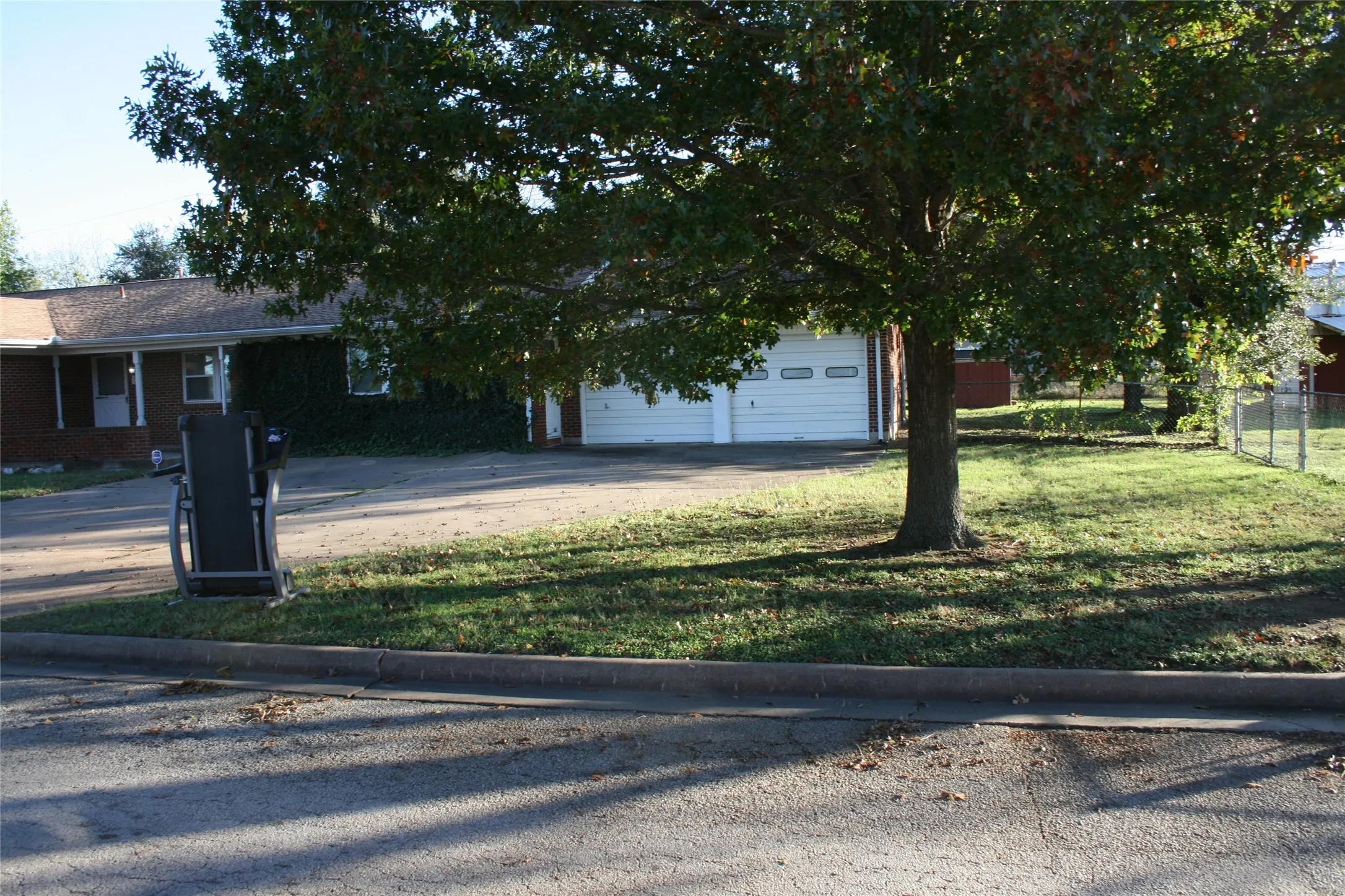 Single Family Residence For Sale in Palo Pinto County , 2510 SE 5 1/2 Street, Mineral Wells, Texas 76067, 3 Bedrooms, 2 Bathrooms, 2 Garage spaces, 1,909 Sqft, built in 1963, Price $305,000, mls#21120638, Real Estate Agent in Mineral Wells, Homes For Sale in Palo Pinto county, Homes For Sale in Mineral Wells, Realtor in Mineral Wells Texas, Real Estate Brokerage Independent Realty Texas, Luminita Cordes Realtor