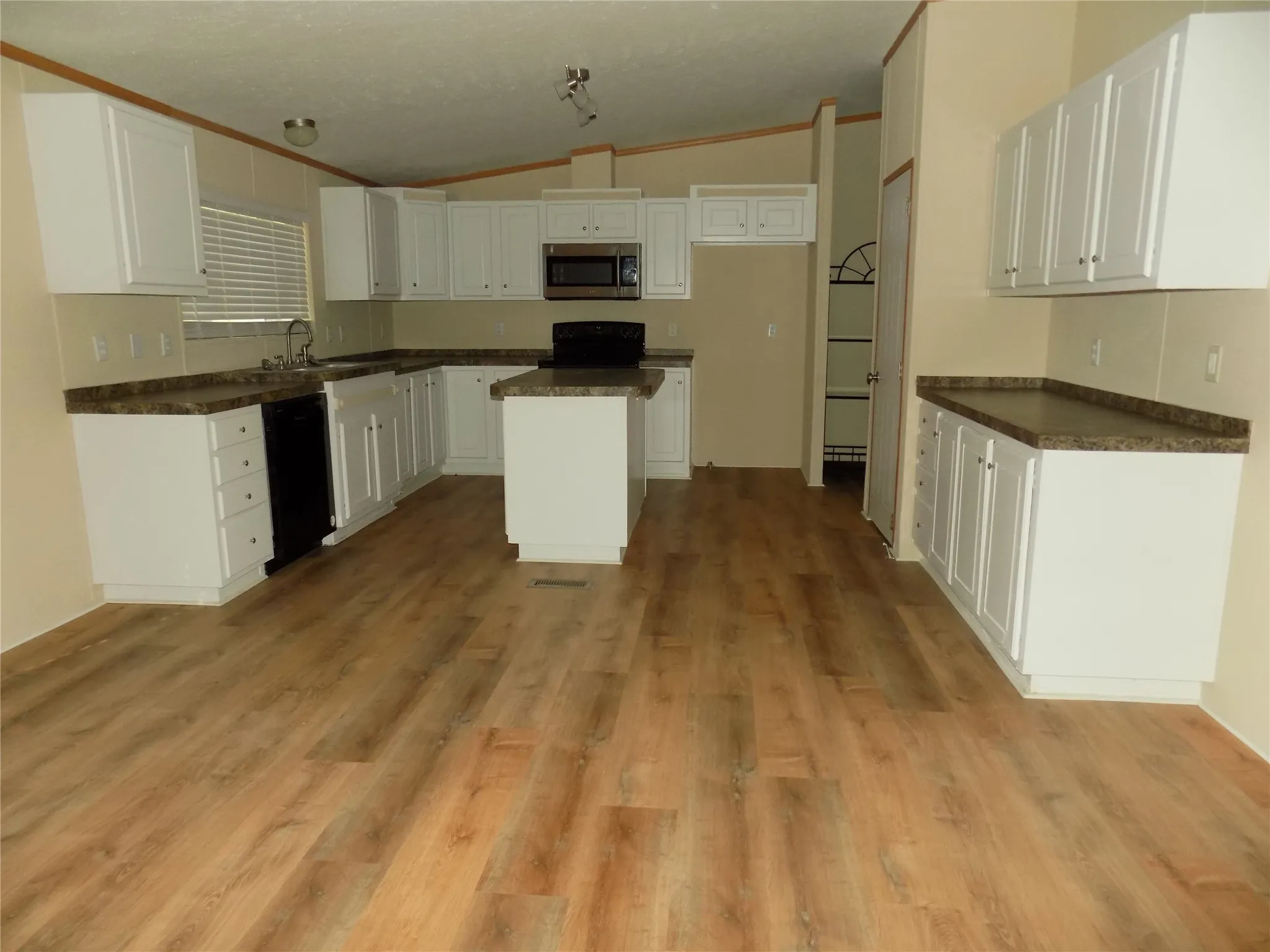 One more shot of this marvelous kitchen.